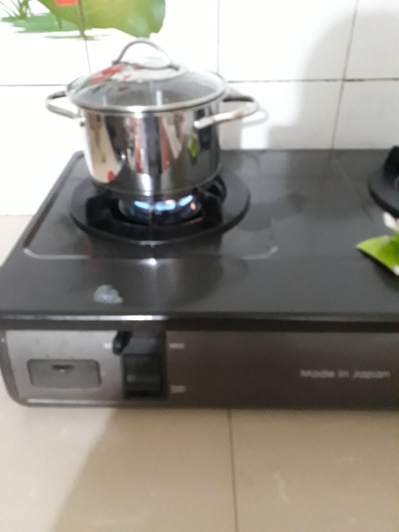 Nồi đẹp tuyệt, dày, cầm nặng tay. Mình đang nấu thử nhưng có vẻ rất tốt. Nói thật là mình hơi băn khoăn khi đọc các phản hồi ko hài lòng ở dưới nên yêu cầu shiper cho kt hàng. Không có gì che hết mọi người ạ. À mà khi rửa thì đúng là nước đọng trong nắp thật nhưng để nghiên một lúc thì hết thôi. Còn vít nắp có bị gỉ ko thì chắc dùng lâu mới biết đc.