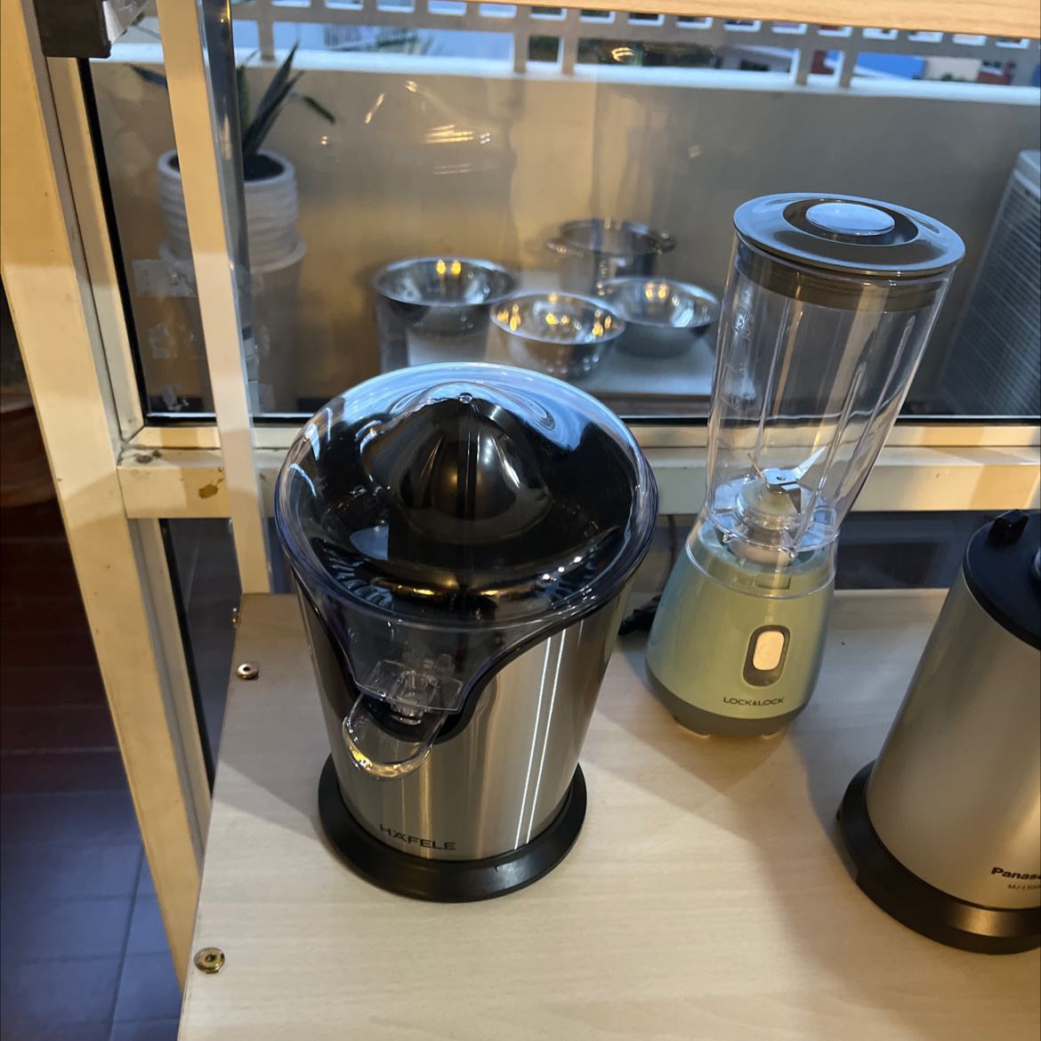 Đóng gói cẩn thận, k bị móp méo.
Giao hàng nhanh. 
Hình thức máy đẹp, nặng tay, các bộ phận bằng nhựa dày dặn, xịn sò. Máy chạy êm. Đáng mua. 
Lần đầu tiên tớ biết đây là thương hiệu của Đức. Bắt đầu thích