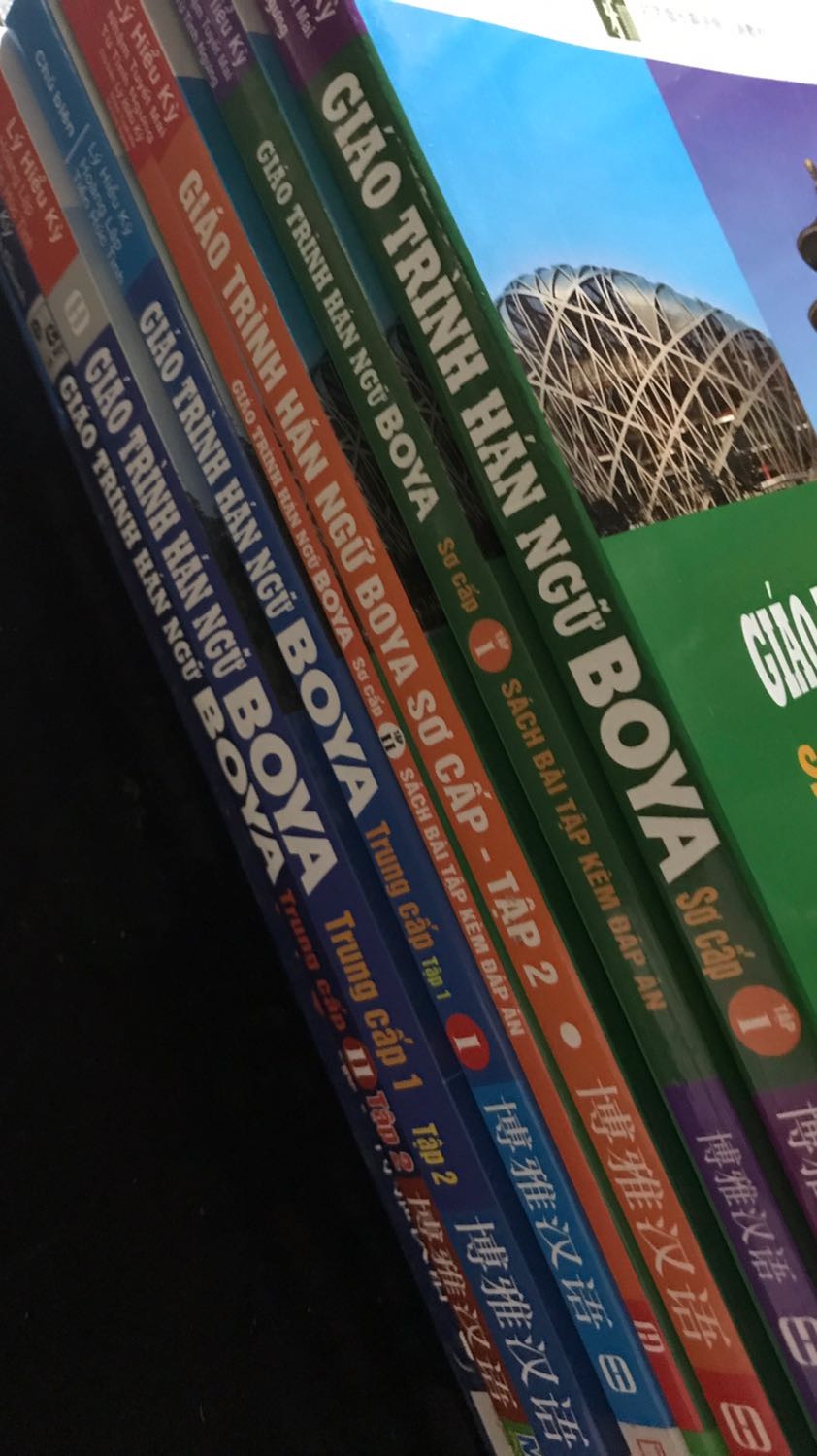 Giao hàng nhanh chóng, đựng trong hộp giấy khá chắc chắn. Sách mới, hài lòng, nhưng mà không biết do vận chuyển hay sao mà có 1 quyển bị lẹm mất chút gáy như này buồn hết sức huhu