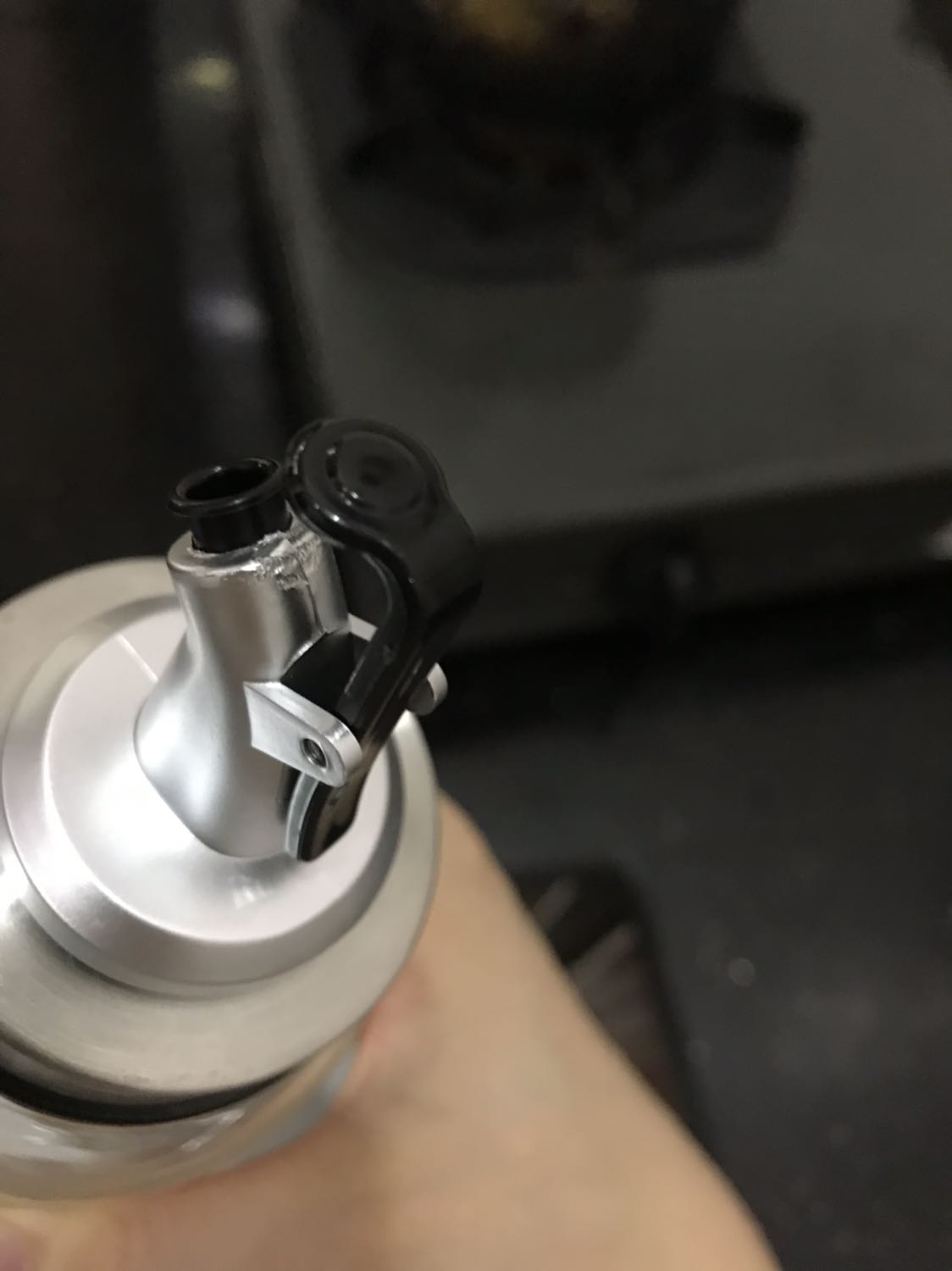 nắp bình bị méo,chất liệu nắp ko tốt