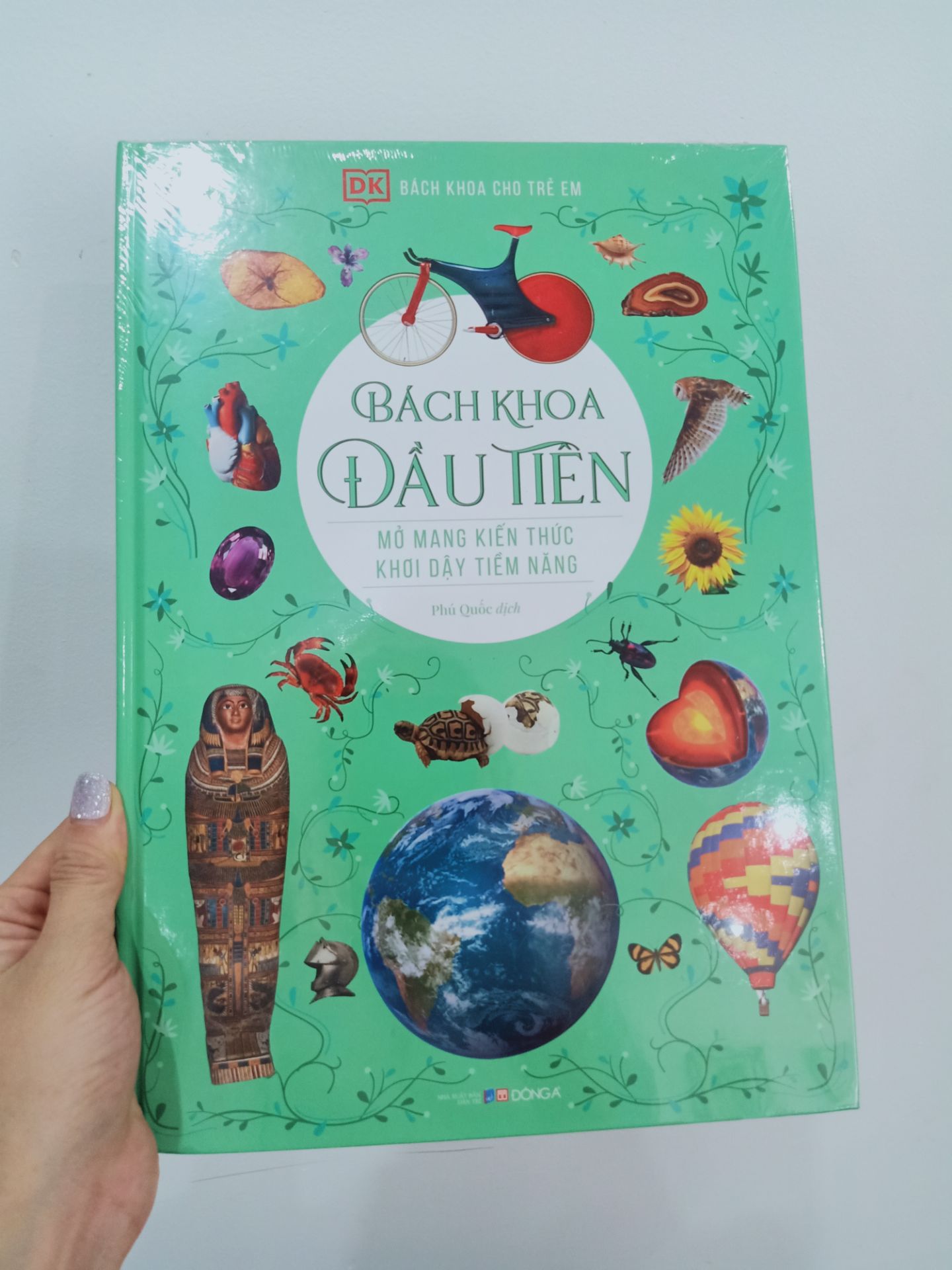 cuốn sách bìa cứng rất chắc chắn. có in màu nữa, mình đặt tặng quà sinh nhật cho cháu mình. bạn ý rất thích.