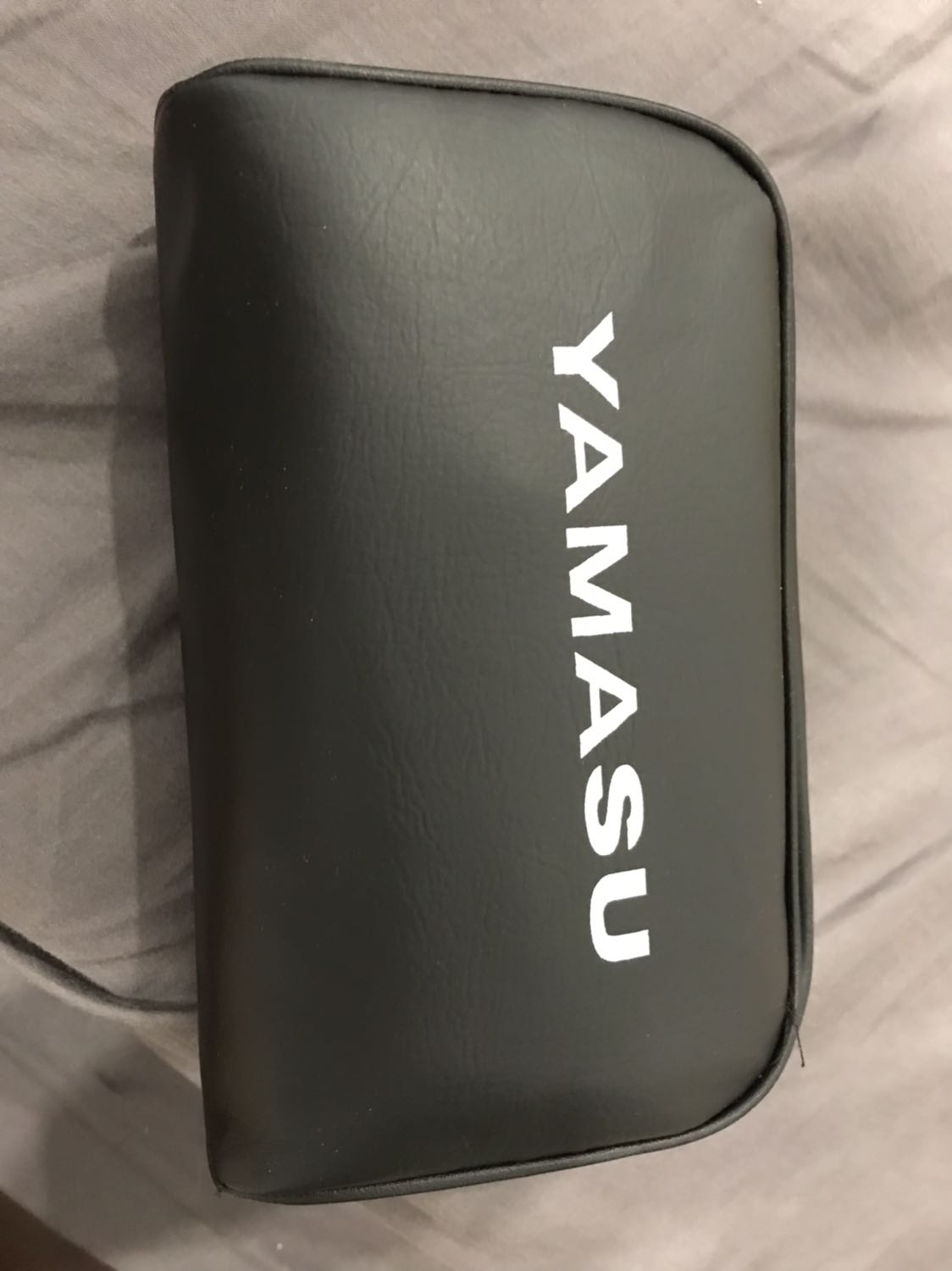 Giao hàng đúng hạn. Nhìn qua hình thức của máy, hộp, túi đựng, tài liệu hướng dẫn thì cảm thấy giống hàng Nhật xịn (hàng tàu rất hay viết sai chính tả tiếng Anh. Chất lượng máy và độ bền thì chưa sử dụng đủ lâu nên chưa biết được.