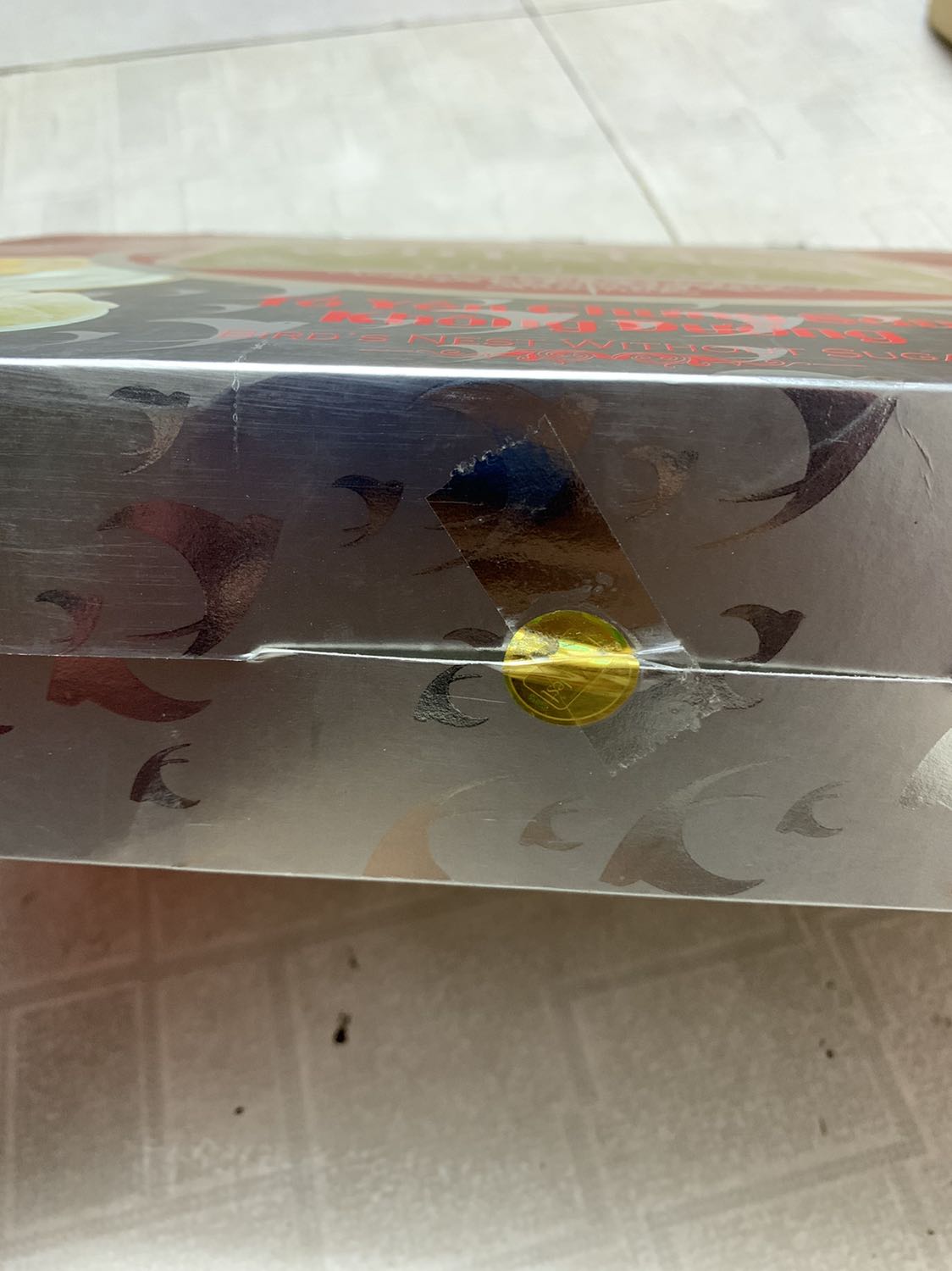 Rất thất vọng
Hộp thì móp méo lung tung, tem thì đã được bóc ra và trầy xước. Cái này tính đặt tặng quà mà thấy cảnh này chăc phải ra mua cái khác quá, thậm chí còn không tặng túi sách để tặng quà...