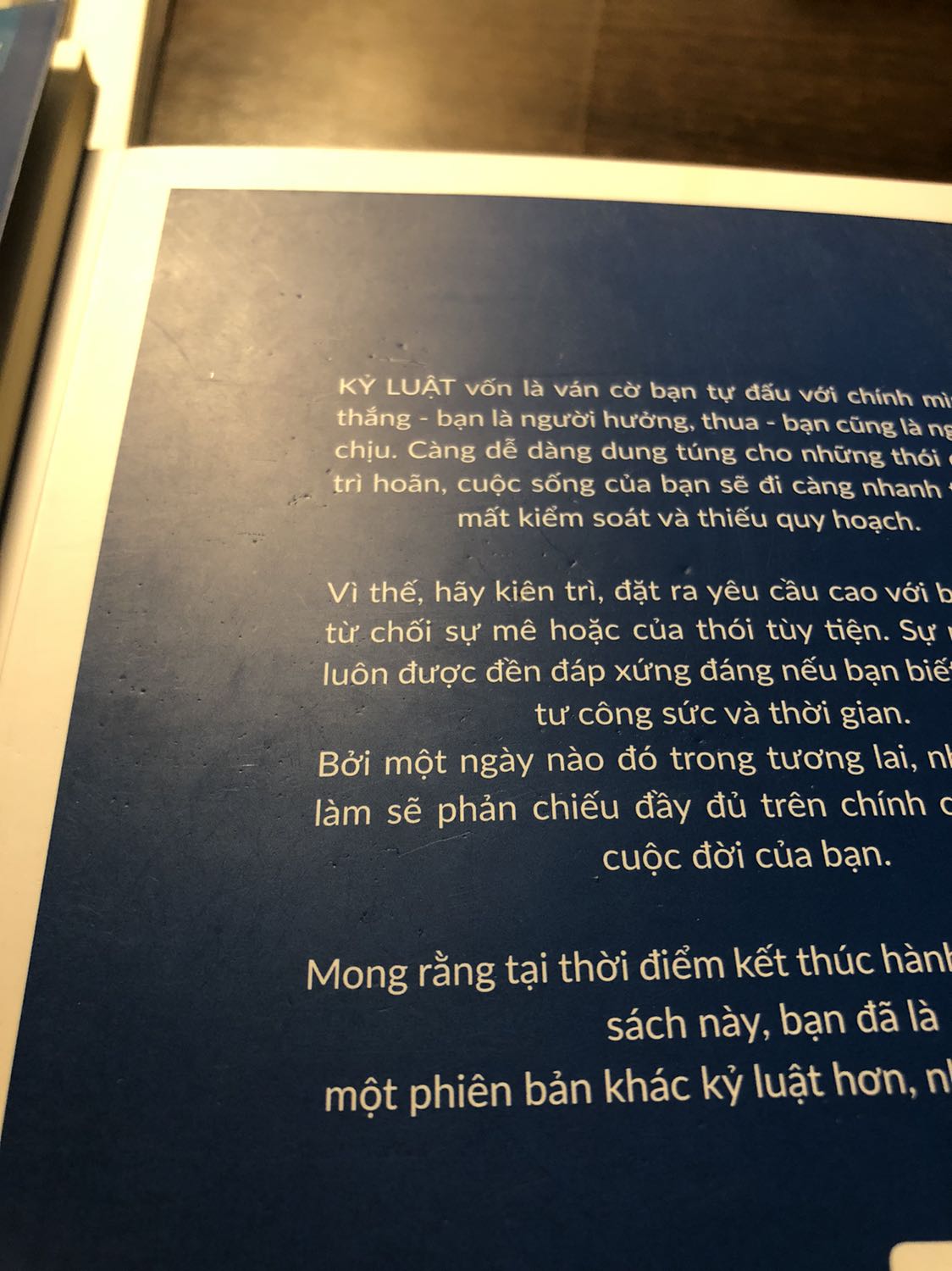 không seal bảo quản, không bọc gì hết chỉ để trần như thế rồi không biết nhà bán hay giao hàng làm gì mà cuốn sách mình nhìn thê thảm lắm, may là vẫn fix được. Trong hình không thể nhìn kĩ được nhưng mong Tiki cải thiện việc đóng gói sản phẩm giúp mình