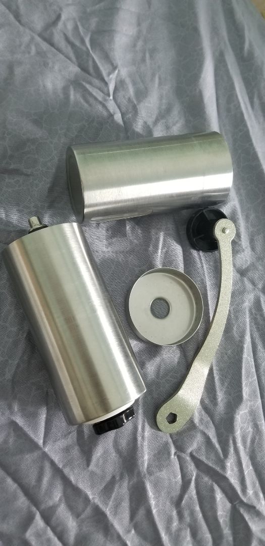 Từ lúc mua sản phẩm cho đến bây giờ tay tui to lên hẳn. Quay tay đều mỗi sáng trước khi làm việc. 
Dễ sử dùng và vệ sinh. duy nhất điểm trừ đó là phần đựng cà phê đã xay bằng nhựa. Tui chưa biết làm sao để vệ sinh nếu nước hoặc bả cà phê mịn lọt vào bên trong vì không biết cách nào tháo nó ra. Mặt khác bánh quay bằng đá, tui nghĩ độ bên và không bằng thép (nước chảy đá mòn, quay tay nhiều có thể gây bể bánh quay), mặt khác đá không an toàn cho sức khỏe bằng thèm nếu bị bào mòn vì bột đá có thể hòa lẫn vào bột cà phê khi xay.