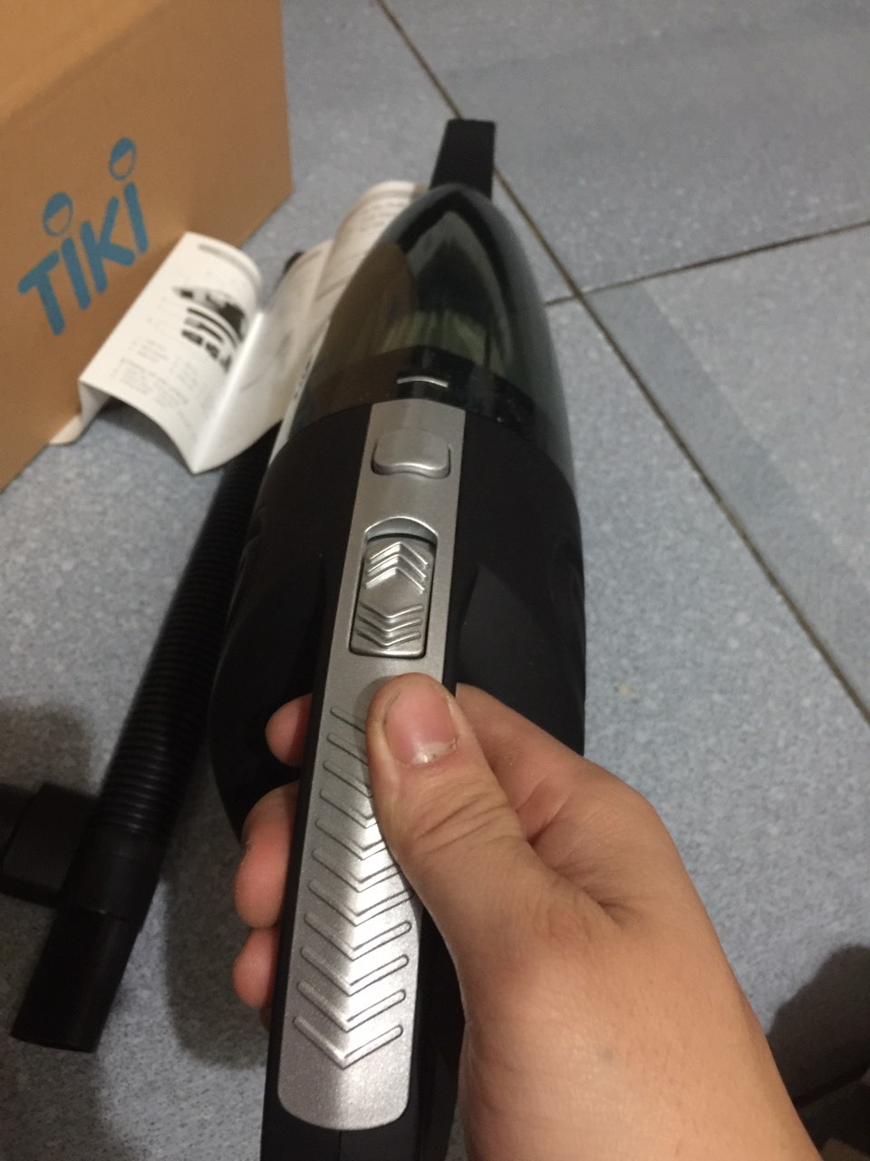 thực sự cũng không định mua hàng qua mang đâu, nhưng vì môt số lí do là lười quá nên mới chọn tiki làm nơi gửi gắm cho lần mua đầu tiên này , máy hút bụi trước mình mua ngoài cửa tiệm giá cả cao hơn rất nhiều nhưng về dùng thì thực sự lại đem lại bất tiện 
Gia đình có con nhỏ mà cái máy nó kêu cả quận nghe thấy =(( mỗi một lần hút bui là y như rằng phải nhốt con lại trong p cho nó khỏi nghe khỏi khóc vậy , nhận đc sản phẩm của shop thì điều đầu tiên mình thấy là sự chuyên nghiệp trong khâu đóng gói , máy bên trong được đóng gói rất gọn và không hề có vết xước nào trong quá trình vận chuyển giao nhanh đến mức mình còn giật mình . sáng đặt hàng , thì hôm sau đã " anh ơi anh có đơn hàng r ", thần tốc thực sự . Mình mua thì mình chỉ mong được khỏng 80 % như hình và mô tả nhưng thực sự nó vươt trên sự mong đợi , không phải nói quá 
chứ máy cầm sang cả tay , mình vác cả máy đi làm mà cũng rất vừa vặn không bất tiện gì . baath máy lên để hút thử thì máy chạy êm như ru , vừa bế con vừa hút bụi mà thằng cu nó ngủ ngặt nghẹo trên lưng , cũng chả phải lúi húi cúi người đau cả lưng tại có cái vòi hút hay quá à , chỗ nào cũng luồn được. Cái anh máy này trông nhỏ mà võ kinh lắm , hút cực mạnh luôn , có khi còn hút được cả người ý chứ . Mình định mua thử vì trời lạnh quá lười ra ngoài nhưng giờ thì biết chắc phải mua thêm cái nữa cho thầy me mình dùng . Cũng từng bán hàng mà chưa thấy quyển sách hướng dẫn nào có cả tiếng việt cả chứ không như lần trước mua ngoài tiệm về lúi húi tiếng đồng hồ mới ghép hình xong cái máy hút bụi cồng kềnh,  shop uy tín thât sự đấy =)). Sory vì mình nhận xét hơi dài dòng nhưng làm cửa tiệm có nh thời gian rảnh mà lại không viết ra cho lần đầu mua sắm online thế này  thì hơi có lỗi với sự tận tình của shop và sự chuyên nghiệp của tiki, phiên bản kia mình chưa có thử qua, chắc lần tiếp theo sẽ làm môt cặp về cho đủ bộ . Chúc shop làm ăn phát đạt nhé. mình hỏi tư vẫn hơi nhiều mà vẫn cố giảng dải cho mình là thấy tận tâm lắm , chỉ mong có 10 sao để đánh giá chứ 5 sao thì hơi ít =)). mong sẽ có nhiều sản phẩm tốt để mình mua nhiều hơn như cái máy này.