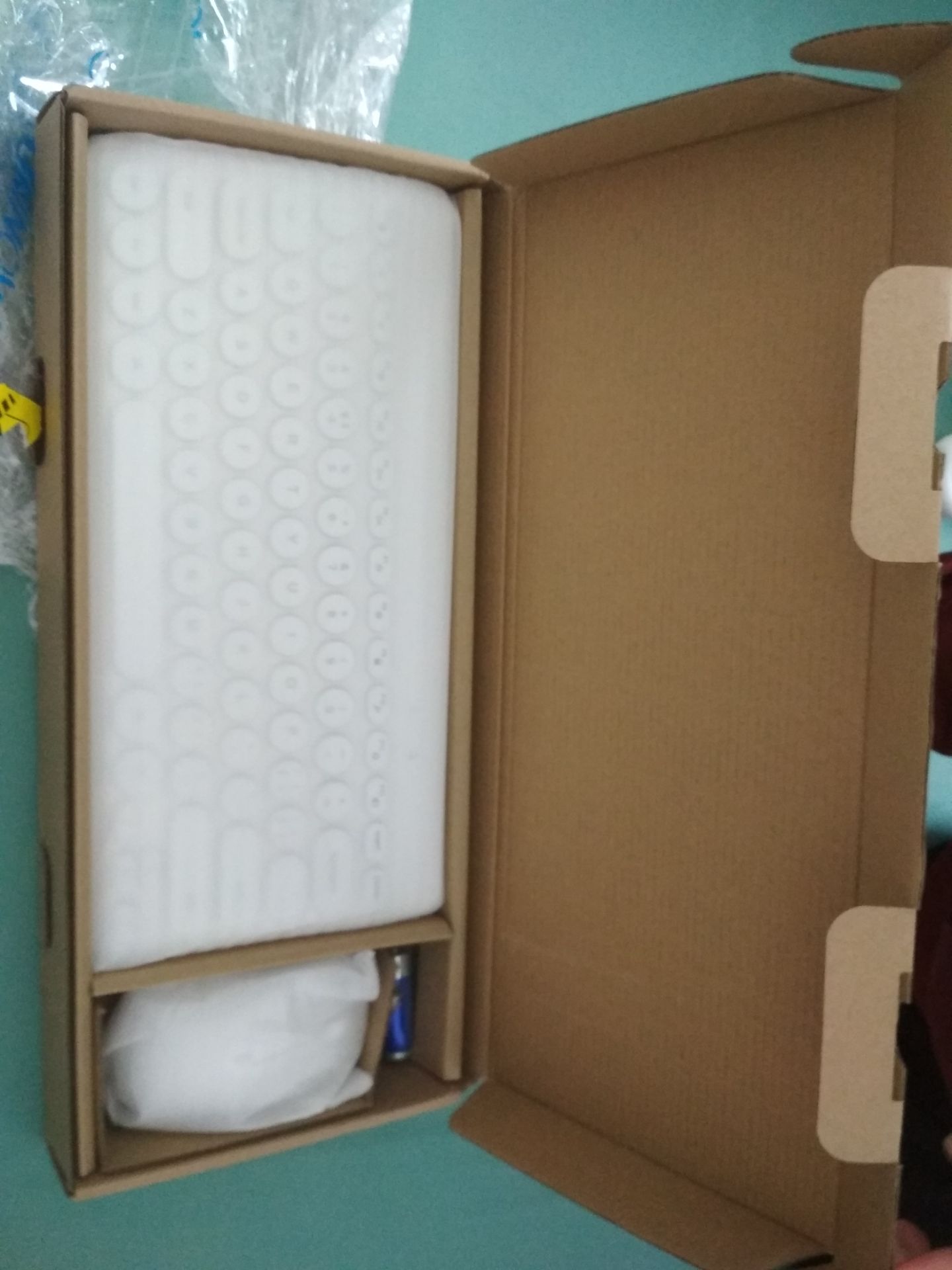 Combo gồm bàn phím, chuột, kèm pin. Bàn phím cute, gõ nhẹ, êm. Dịch giã nhưng vẫn giao hàng nhanh. Đóng gói cẩn thận. A shipper thân thiện nữa. Ủng hộ shop 5 sao. Combo gồm bàn phím, chuột, kèm pin. Bàn phím cute, gõ nhẹ, êm. Dịch giã nhưng vẫn giao hàng nhanh. Đóng gói cẩn thận. A shipper thân thiện nữa. Ủng hộ shop 5 sao.