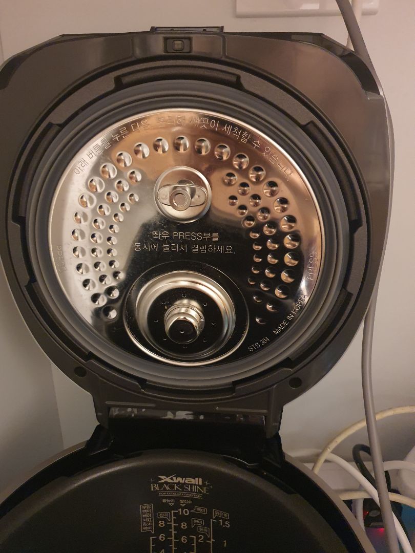 Về thiết kế, vật liệu làm nồi rất đẹp. Về tính năng thì rất nhiều, giao diện tiếng Hàn Quốc nên khá khó khăn khi sử dụng mặc dù mình đã lường trước bằng cách chuyển Ngôn ngữ đọc thao tác tính năng sang tiếng Anh.
Tương lai chắc mình phải học tiếng Hàn Quốc để sử dụng nồi CUCKOO này CRP-JHTS1060FS như ý muốn!