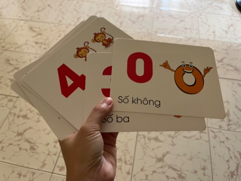 Chất lượng tạm ổn bằng giấy bìa cứng. Tuy nhiên sản phẩm giao thiếu. Mới kiểm sơ qua thấy có bản về bảng số . Số đếm từ 0 đến 10 mà thiếu số 1,2 😡. Sắp số lộn xộn không theo 1 hướng.