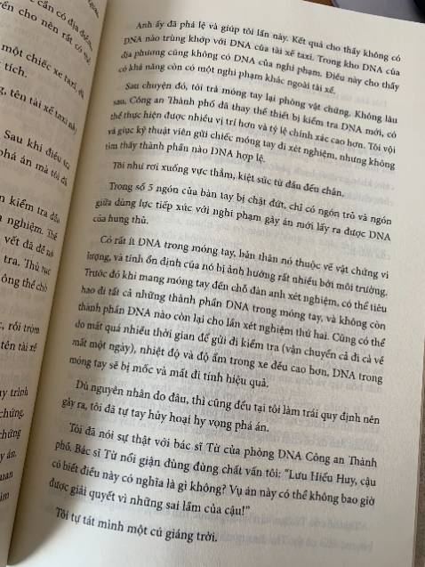 Hay ! Cung cấp những thông tin rất thú vị về pháp y và những vụ án ( không biết có thật không ) trong quá trình hành nghề của tác giá. Có một vài chỗ còn sai lỗi chính tả nhưng ko đáng kể. Sách đẹp, giấy đẹp, trình bày cỡ chữ rõ ràng dễ đọc. Nội dung không rườm rà sáo rỗng, rất dễ hiểu, đi nhanh vào giải quyết vấn đề để người ngoài nghề đọc xong cũng có thể hiểu được. RẤT ĐÁNG MUA !