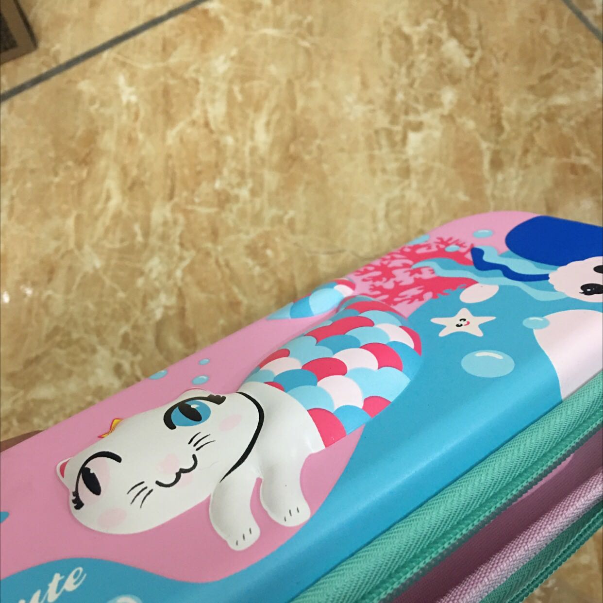 Hộp bút đẹp lắm shop, hình ảnh sắc nét , dày dặn rất đẹp