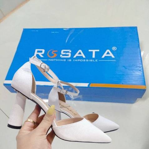 Giày đẹp và mang êm chân lắm shop ơi. Màu giống ảnh của shop, k như mấy shop khác 2 màu khác 1 trời 1 vực lun. Mua cho ngũ long công chúa. Đứa nào cũng thích. Lần sau ẽ ủng hộ típ nhé