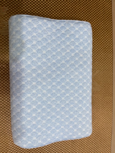 Gối mềm. Cao vừa đủ. Người lớn thích gối thấp thì phù hợp