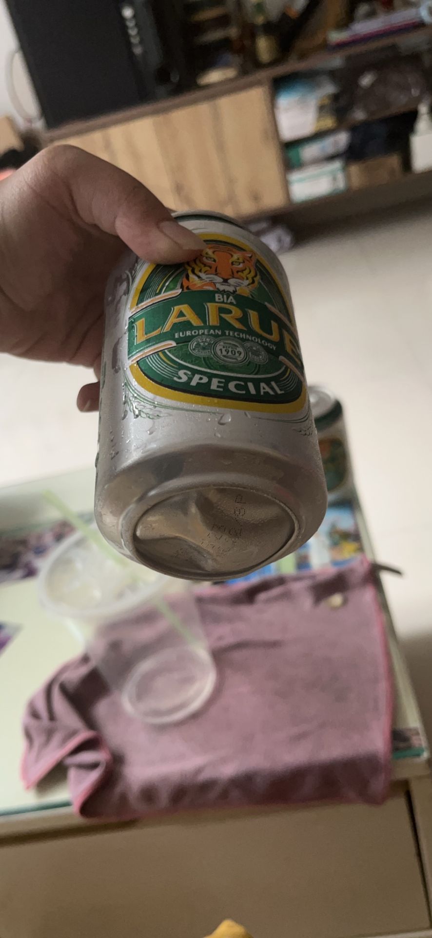 mua 5 thùng, mà trong mỗi thùng có hơn phân nửa số *** bị phù thế này , uống thì vị hơi chua chút xíu, mà hạn sử dụng thì vẫn còn . lạ quá.