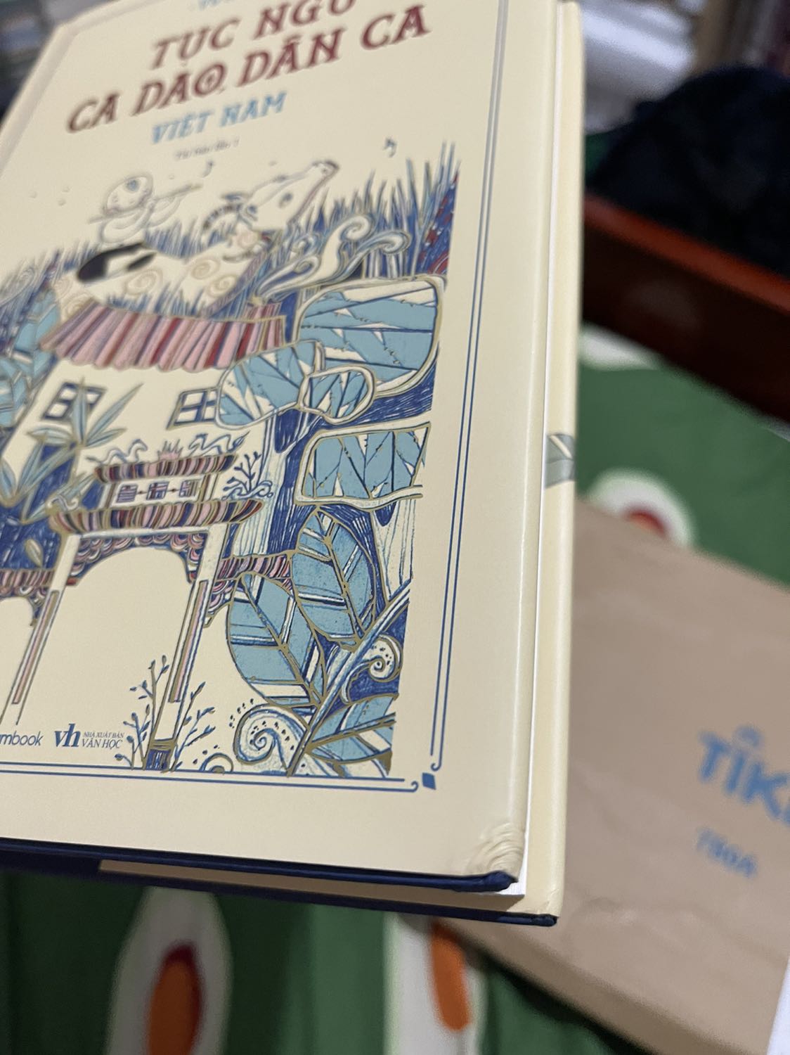 Sách bị cấn móp nặng các góc, bìa sau bị xước nặng, không thể chấp nhận cho một cuốn sách mới còn seal mà như thế này được, nhìn các bạn khác mua được cuốn ko lỗi mà buồn ghê