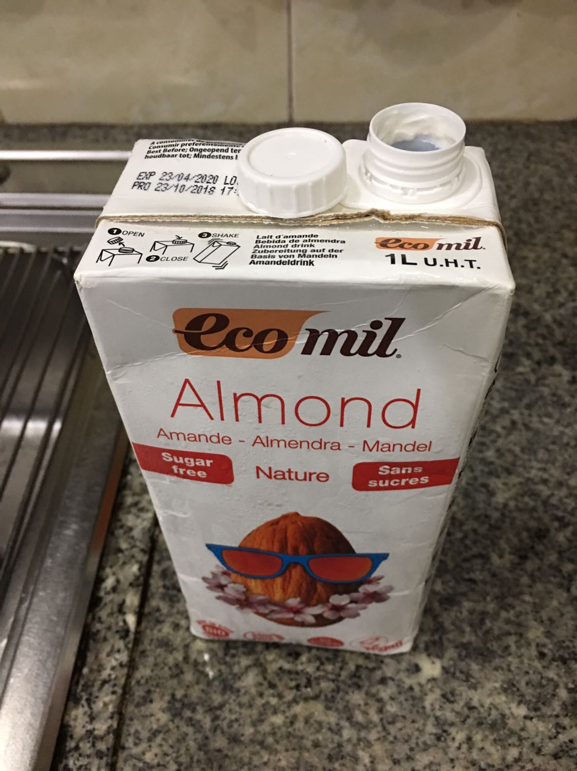 Sữa bị bốc mùi chua, nắp đã bị mở, nắp bên trong cũng bị mở. Quá tệ