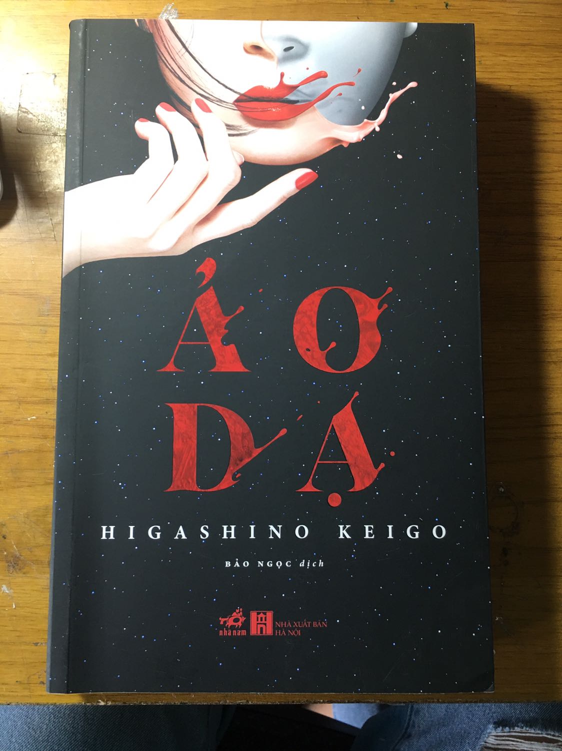 Tiki gói hàng và giao hàng rất nhanh, mình mới đặt hôm qua thì hôm nay đã nhận được rồi ạ. Tuy nhiên khâu khói không cẩn thận, ko có bọc chống sốc, sách thì bị trầy xước khá nhiều và còn bị quăn góc nữa huhuu. Nhưng vẫn cho tiki 5 sao để khuyến khích. Về phần nội dung của Ảo dạ thì munhf có đọc sơ qua review thấy nó khá giống với cuộc đời của Yukiho trong Bạch dạ hành, tuy nhiên nữ chính trong Ảo dạ mình cảm thấy tính cách và con người cô ấy có phần cay nghiệt và nhẫn tâm hơn.