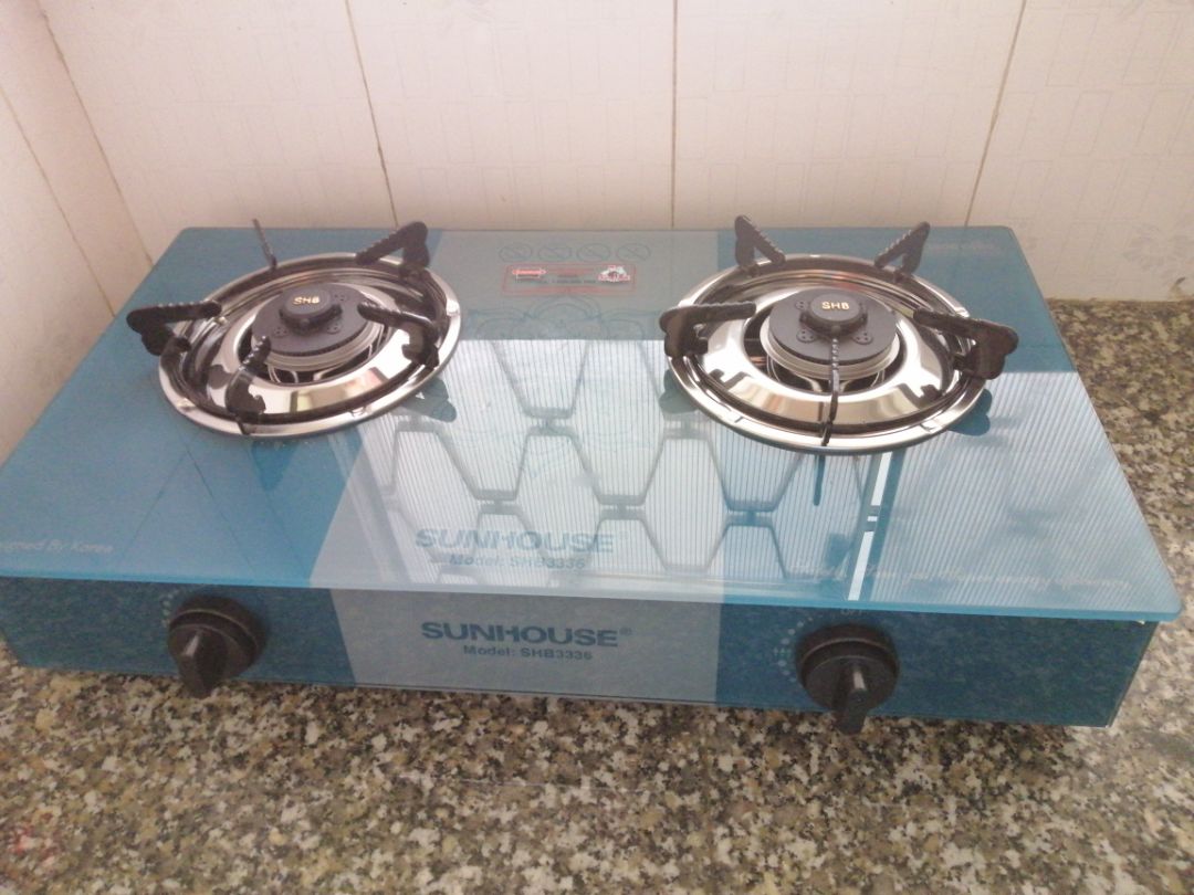 Bếp ga đẹp nhưng hơi nhỏ,khoảng cách giữa 2 bếp rất gần nên hơi bất tiện xíu