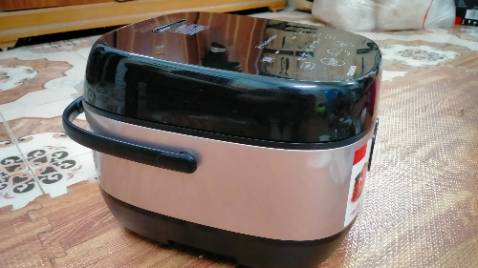 Nồi cơm được tiki giao nhanh, trước lịch hẹn, đóng gói kĩ càng nhiều lớp chống sốc. Nồi màu khá sang đẹp sạch, dung tích 1.8L lớn, nấu được nhiều cơm, thời gian nấu nhanh (khoảng 40 phút), cơm chín ngon, dẻo. Nồi nhiều chế độ nấu, được tặng thêm bộ muôi cơm, muôi canh, cốc đong, giá hấp inox không gỉ đầy đủ. Lúc đầu nấu có mùi nồi mới, nhưng sau 2-3 lần nấu thì hết mùi rồi nhé. Nhìn chung mình luôn hài lòng về dịch vụ và chất lượng mà Tiki đem lại.