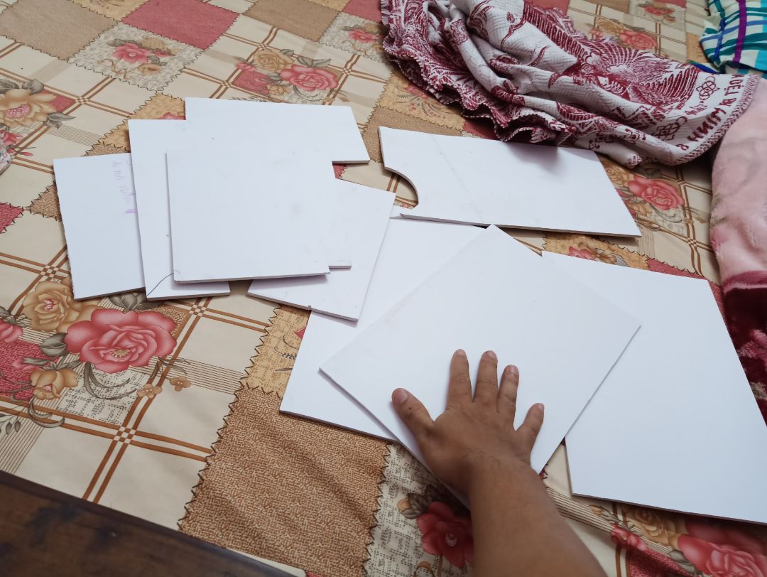 chuột khá nhạy, cầm vừa tay, hơi nặng nhưng gỡ 1 viên pin ra, xài 1 viên thôi thì lại vừa đủ đầm tay