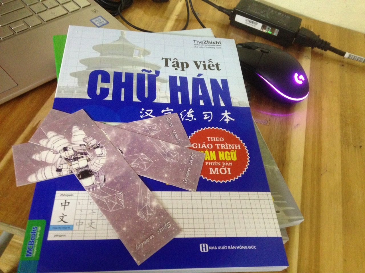 sách mới cứng luôn , bọc bảo vệ rất tốt , giao hàng nhanh shipper thân thiện cực kì , nói chung la mình kết hết luôn