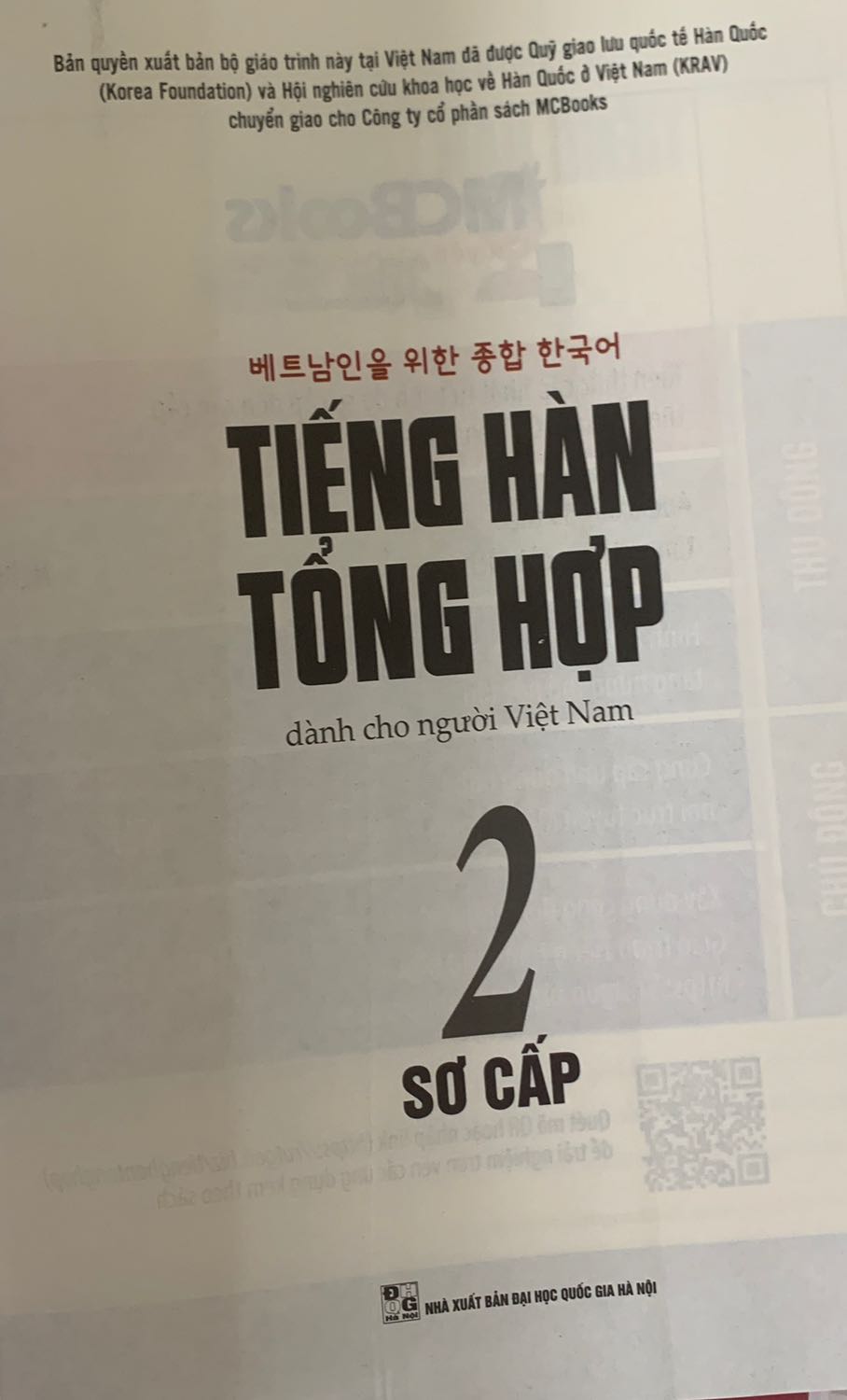 Sách được bọc Bookcare rất cẩn thận, gáy và mép còn nguyên, không bị lỗi in và nhìn rất mới nữa! Mình cứ tưởng đến tuần sau mới có sách mà ai dè Tiki giao nhanh quá trời nhanh luôn!