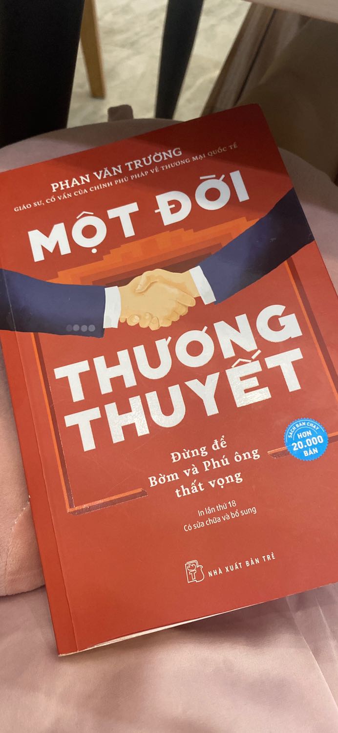 Combo sách hay rất thực tế . Nhờ vô tình nghe kênh cấy nền radio của thầy Trường mà tôi biết tới 2 quyển sách này . Tuy nhiều đoạn mang tính Quốc Tế to lớn so với tôi nhưng khi đọc vẫn rút tỉa được bài học cho riêng mình 🍀😍 .