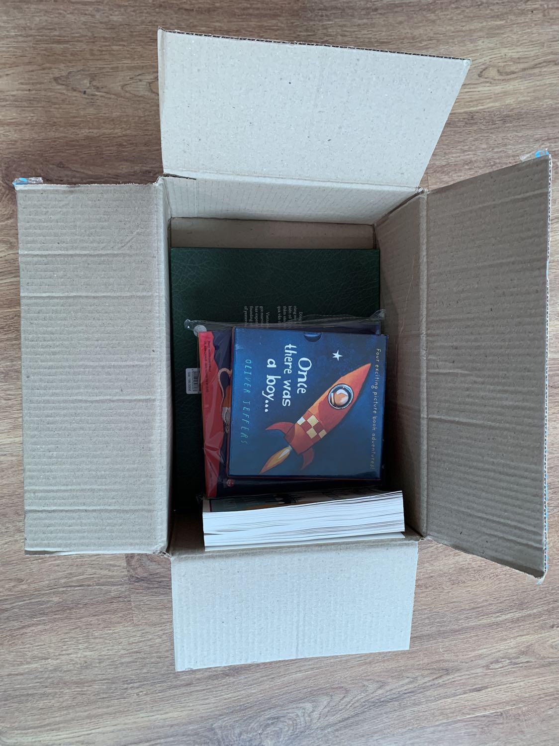 Ko hề bọc hàng mà chỉ đóng gói cho xong. Lấy sách ra thì quyển bị xước, quyển rách góc.