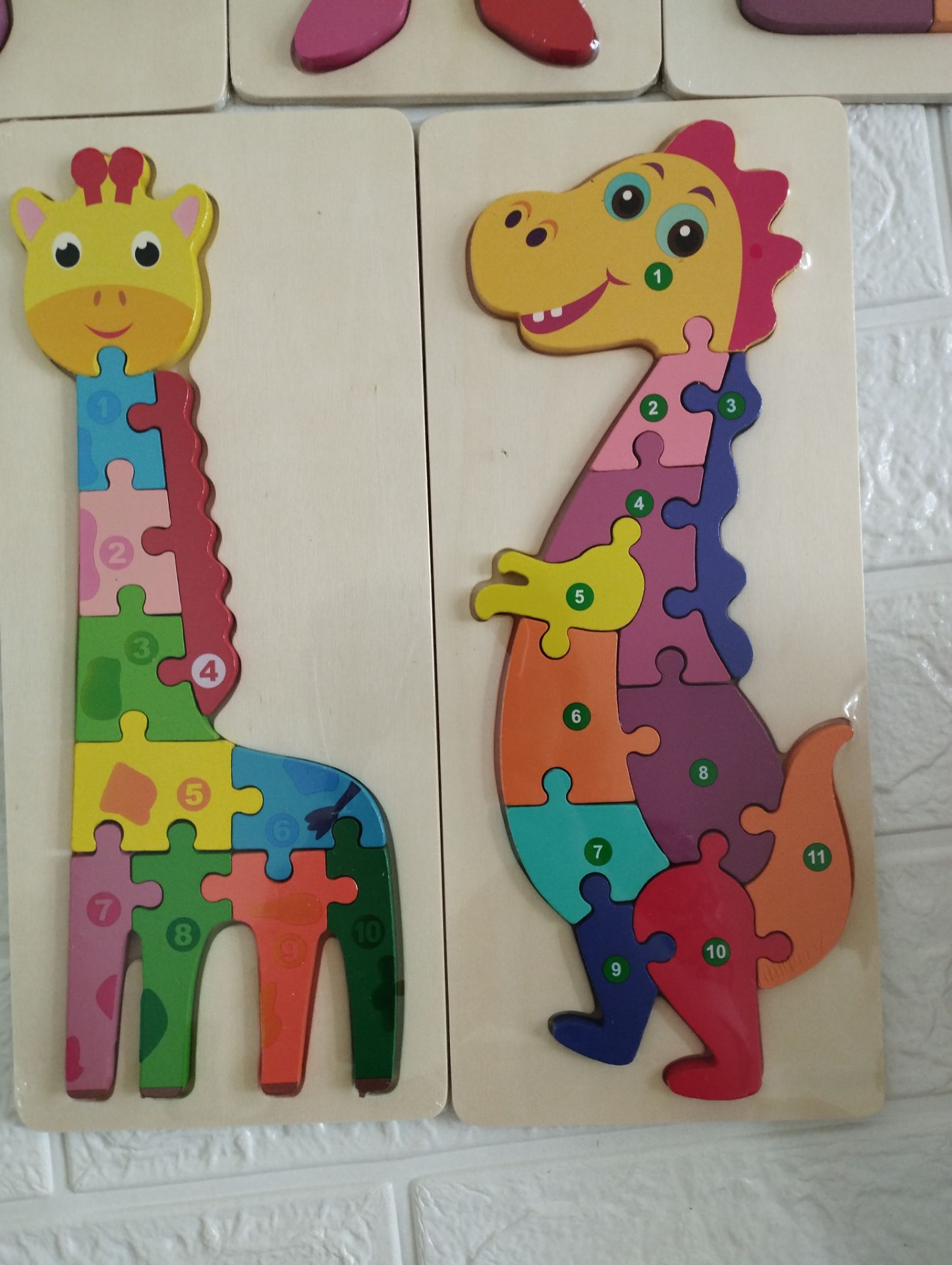 Bé nhà m thích mê mẩn, mà mình cũng thấy hay hay, vừa chơi cùng con lại dạy con được nhiều thứ như tập đếm từ 1-10, các bộ phận trên cơ thể và vị trí của chúng, bé phải học cách ghép nối đúng nên nhanh nhớ hơn, lại phải khéo léo mới lắp đung đc ah. Nói chung m rất ưng món này khi mua về cho con trai mình