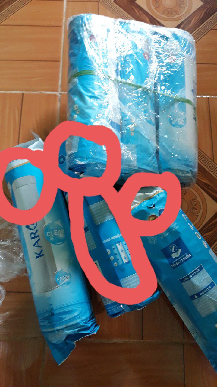 hàng có quá nhiều vấn đề mà shop cũng bán cho khách:
1: hàng bị rách bọc ( kiểu chuột cắn) chỗ rách lõi lọc bên trong bị *** và móp méo sản phẩm.
2: hàng không đúng với quảng cáo, nói bán hàng chính hãng krofi nhưng lại bán hàng giả, ko có mã cào để nhắn tin xác thực hàng chính hãng ( đã gọi lên krofi xác minh và được nhân viên hướng dẫn hàng của krofi là phải có mã cào xác thực) lõi chụp đơn bên phải là lõi thật được mua trực tiếp từ krofi để so sánh.
 - TÔI RẤT THẤT VỌNG VỀ CÁCH QUẢN LÝ CŨNG NHƯ CÁCH BÁN HÀNG CỦA SHOP. hàng có quá nhiều vấn đề mà shop cũng bán cho khách:
1: hàng bị rách bọc ( kiểu chuột cắn) chỗ rách lõi lọc bên trong bị *** và móp méo sản phẩm.
2: hàng không đúng với quảng cáo, nói bán hàng chính hãng krofi nhưng lại bán hàng giả, ko có mã cào để nhắn tin xác thực hàng chính hãng ( đã gọi lên krofi xác minh và được nhân viên hướng dẫn hàng của krofi là phải có mã cào xác thực) lõi chụp đơn bên phải là lõi thật được mua trực tiếp từ krofi để so sánh.
 - TÔI RẤT THẤT VỌNG VỀ CÁCH QUẢN LÝ CŨNG NHƯ CÁCH BÁN HÀNG CỦA SHOP.