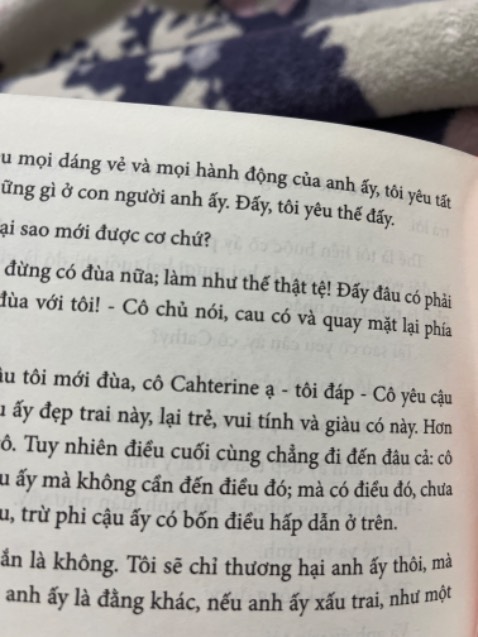 Tại sao có thể xuất bản một quyển sách mà chính tả sai liên tục như vậy? Đọc mà cọc luôn á!!! "Thật dớ dẩn"! Đã sai chính tả mà đến cái dấu câu cũng sai luôn ạ! Xúc phạm người đọc!