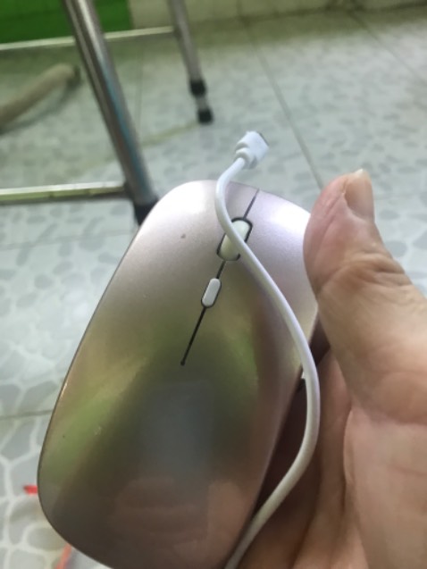 Chuột dùng mới dc 2 tuần thấy ổn, sạc  thì khó vào điện, giá thành này thì chấp nhận dc
Lúc này là ko sạc điện vào chuột dù đã đổi dây sạc
Dùng 5ph là ko bám dc nữa
Tiền nào của đó
