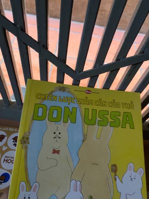 cuốn nào cuốn đó đều có nét lạ rất hay, màu in đẹp, cả chị cả em đều thích cuóin thỏ này