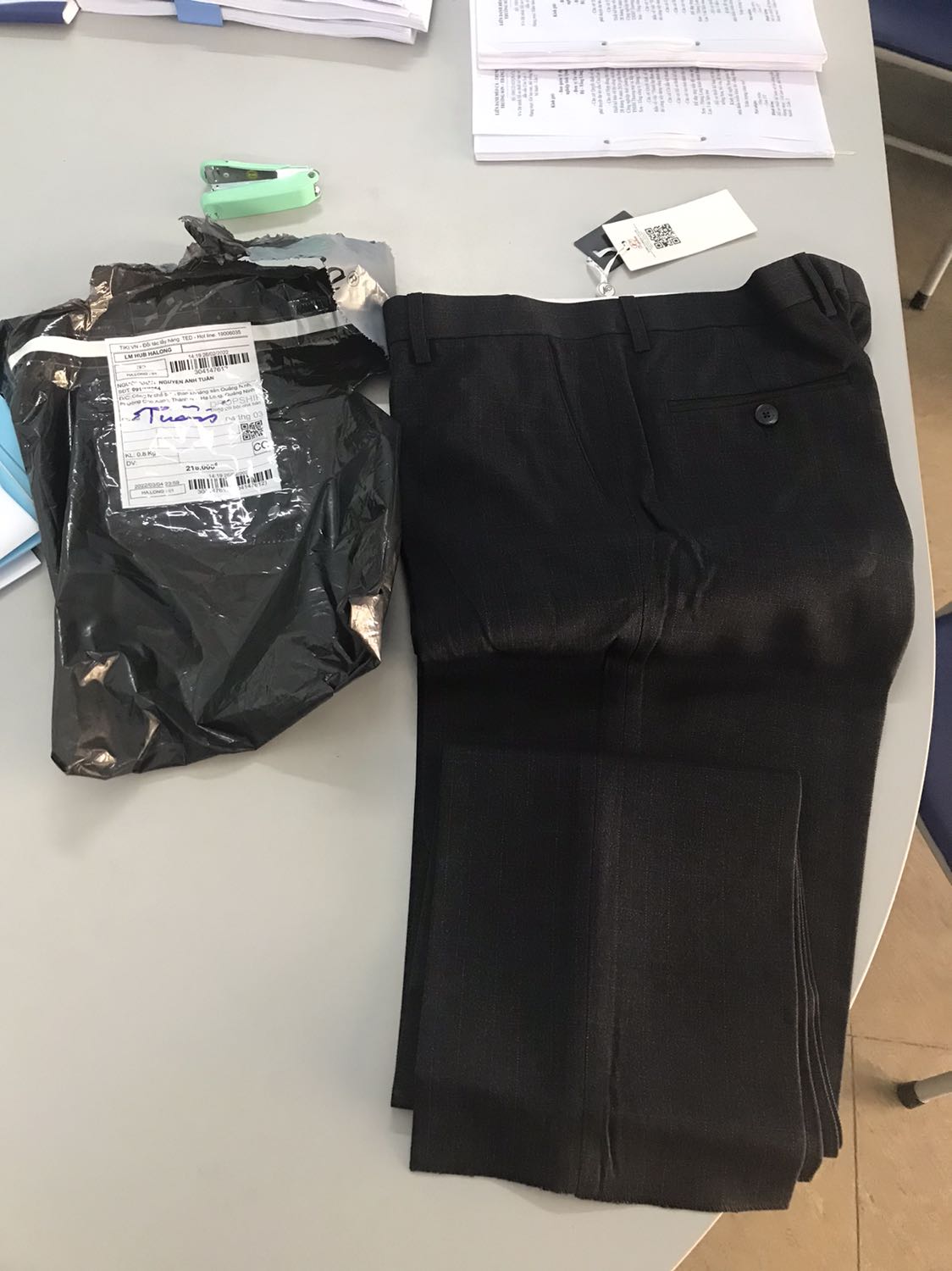 Giao ko đúng cả số lg và chủng loại. Đặt 2 quần thể thao thì giao 1 quần tây. Đề nghị thu hồi và chuyển lại sp cho đúng đơn đặt hàng