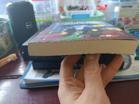 Mua cả bộ lỗi cong, dơ sách là 1 điều khiến khách hàng vô cùng ko hài lòng mặc dù hàng đủ săn sale giá tốt nhưng ko thể bù lại cho 4 cuốn sách ngta mua về đọc sưu tầm mà đóng gói ẩu như vậy. Bụi đóng rất nhiều luôn. Tập1 mà bị lộn vs đánh giá tập 2. Nhưng tập 2 cũng ko có hơn gì tập 1🙂