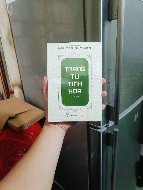 Sách khá nhỏ  và ít trang chỉ vừa lòng bàn tay