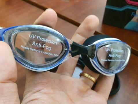 Kính cận tốt,Giá khá rẻ so với dòng khác nhưng chất lượng rất ngon lành  , Mẫu đẹp đeo rất thoải mái . Sử dụng lâu dưới nước mà không bị hở vào nước hay mờ .Độ cận chính xác tương đối , không bị nhức mắt hay khó chịu