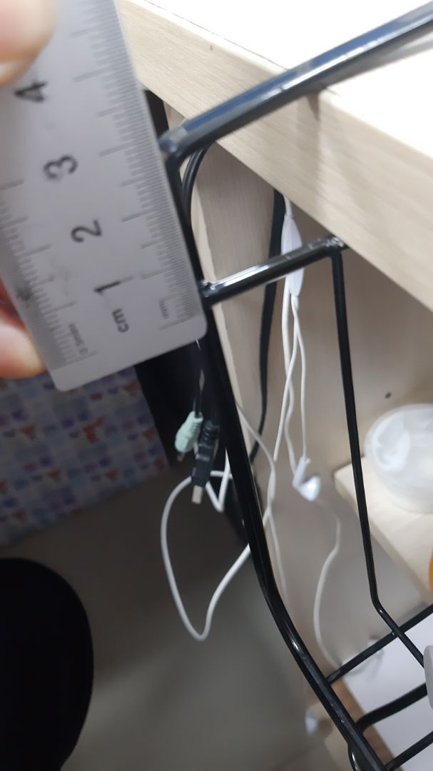 kệ k lắp vô được. 1 bên chiều rộng là 3cm, 1 bên 2,5cm, lắp k sát vào bàn được kệ k lắp vô được. 1 bên chiều rộng là 3cm, 1 bên 2,5cm, lắp k sát vào bàn được