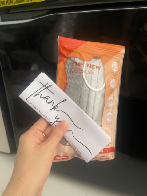 Hàng xứng đáng với giá tiền chi ra, vải mịn , shop uy tín, giao hàng đóng gói đầy đủ cẩn thận, khéo léo kèm thư cảm ơn và để lại sdt để khách hàng có thể liên lạc khi có khiếu nại, đánh giá cao, đơn mình mua trên 200k dc tặng thêm 10 khẩu trang cũng rất xin, hàng tặng nhưng xịn lắm