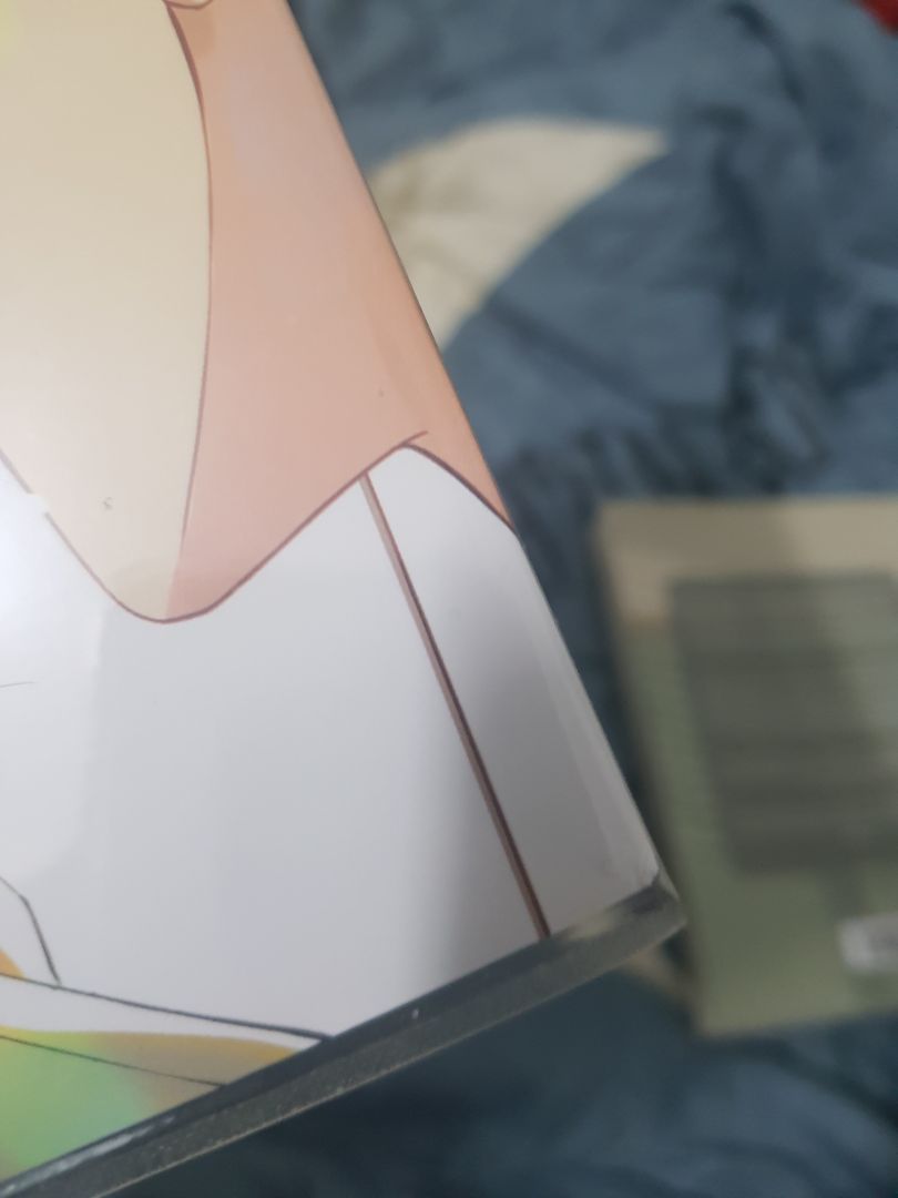 không biết ý định của Tiki khi bỏ thêm mấy miếng carton mềm bùi nhùi vào làm gì. chống sốc cũng không chống sốc được, truyện đến tay cũng móp còn rách bìa vì bị standee đè lên :^)