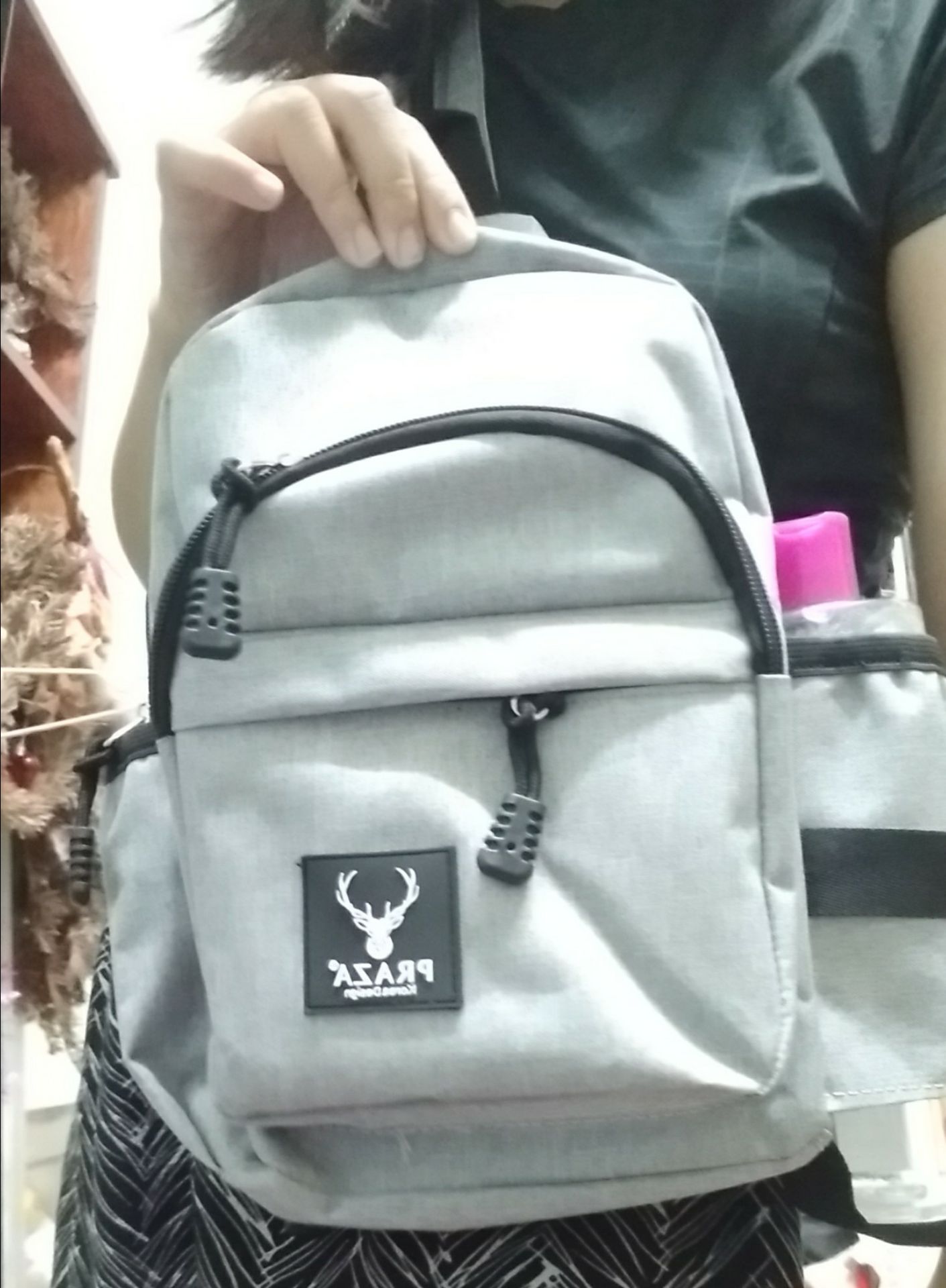 Giao hàng nhanh. mình đặt từ 3h sáng thì 15h đã giao tới.
Sp to hơn mình nghĩ, đựng vừa tablet 10.1 inch.  Ngăn đựng nước đựng vừa chai 500ml. Có rất nhiều ngăn nhỏ tiện dụng. Có thể đeo chéo hoặc tách ra thành 2 dây đeo như balo. Chất vải cứng cáp. Mình rất ưng ý với sp này