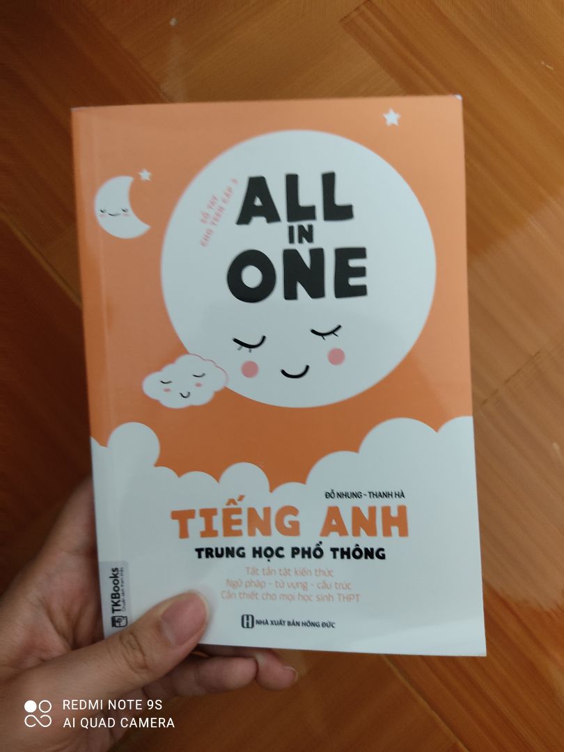 sách bị cong, hộp bị móp, đóng gói ẩu, nhìn khá cũ