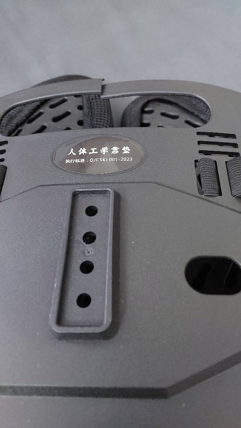 Sản phẩm đóng gói sơ xài chỉ bỏ vào thùng mà không bao bọc bên trong hay ngoài gì hết, khi lưu kho hay vận chuyển sẽ bị thời tiết làm ảnh hưởng, thêm cả bụi bám và hư hỏng do không có gì chống sốc.

Lúc nhận hàng, sản phẩm đã bị gãy khung đằng sau nhưng vì ngại đổi trả mất thời gian nên mình đành dùng luôn. Mình không đánh giá cao hãng EMA, nhập hàng nước ngoài mà cách bán hàng hời hợt.

Về sản phẩm thì mình cho 7/10, vẫn cần chiêm thêm gối đệm phía sau Tựa lưng này mới đạt hiệu quả của nó.