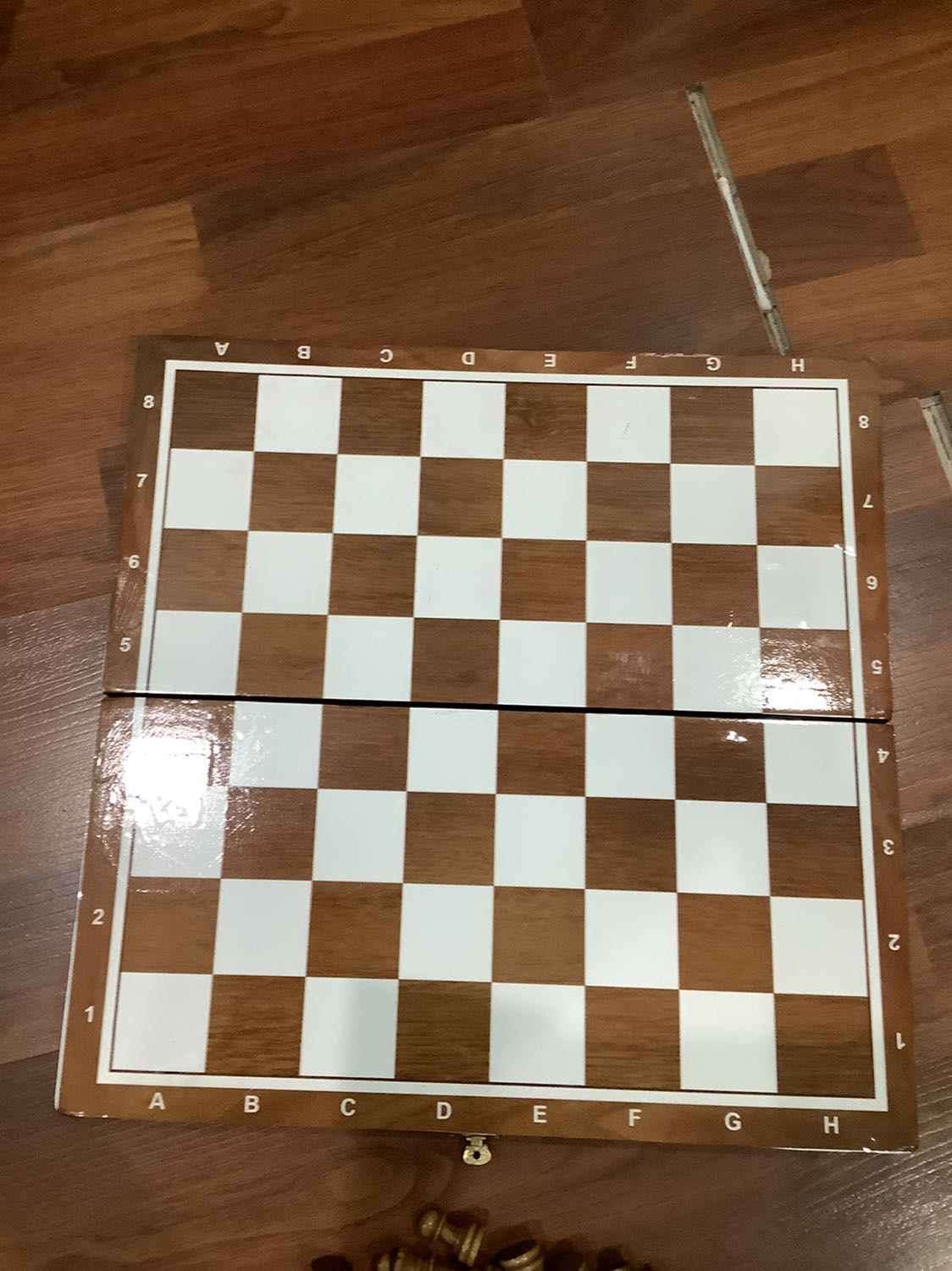 Màu ô cờ bị sai nghiêm trọng. Không giống như trong hình sản phẩm