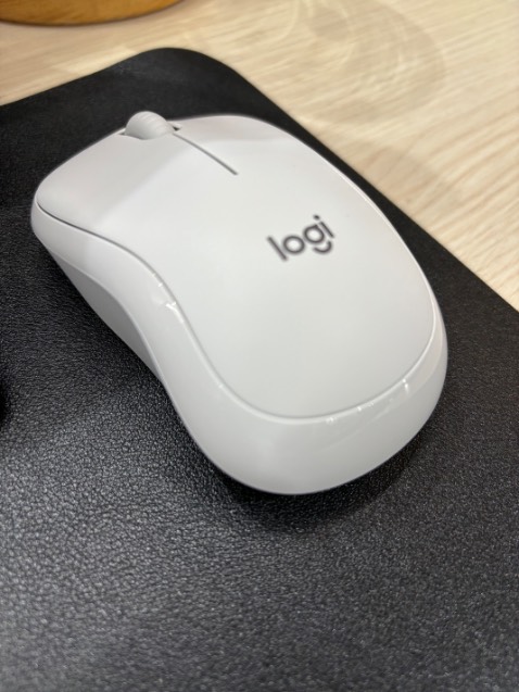 Di chuột mượt,êm, không tiếng ồn,thiết kế nhỏ gọn vừa tay,màu trắng siêu dễ thương, nói chung là hài lòng!