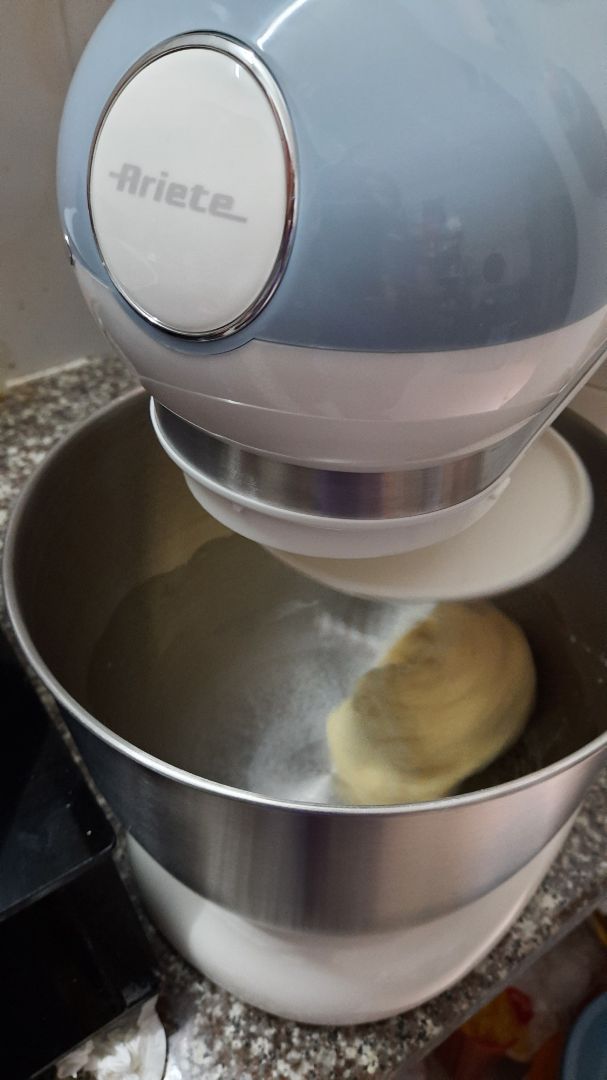 nhào bột rất ok, từ ngày có máy ko phải nhồi tay ,làm bánh mì ăn thường xuyên nhưng đánh trứng làm bánh phải nhiều trứng mới đánh được