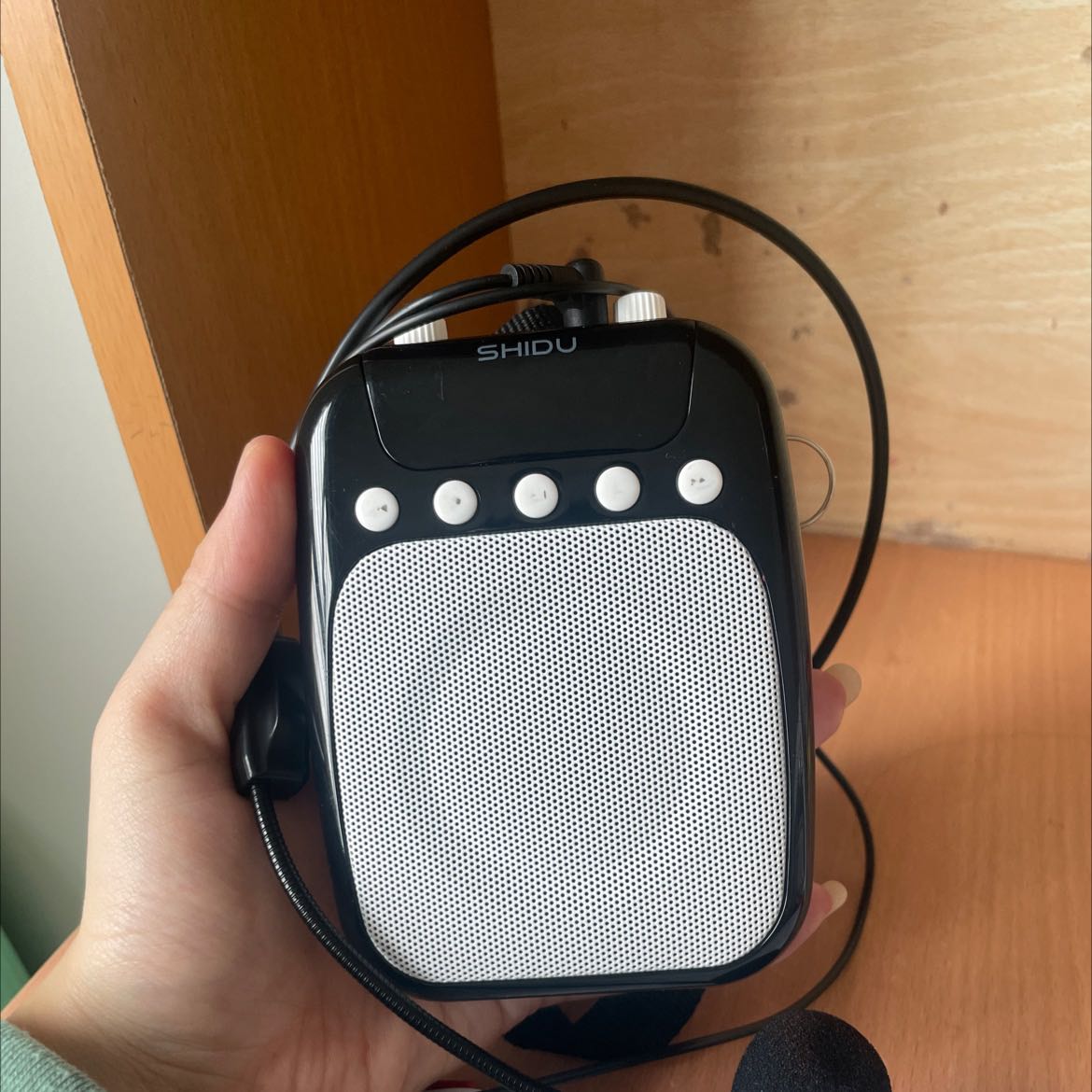 Nên chọn loại không dây. Mình không xem kĩ chọn loại có dây đôi khi sẽ hơi vướng 1 chút, dễ mắc dây, giật dây