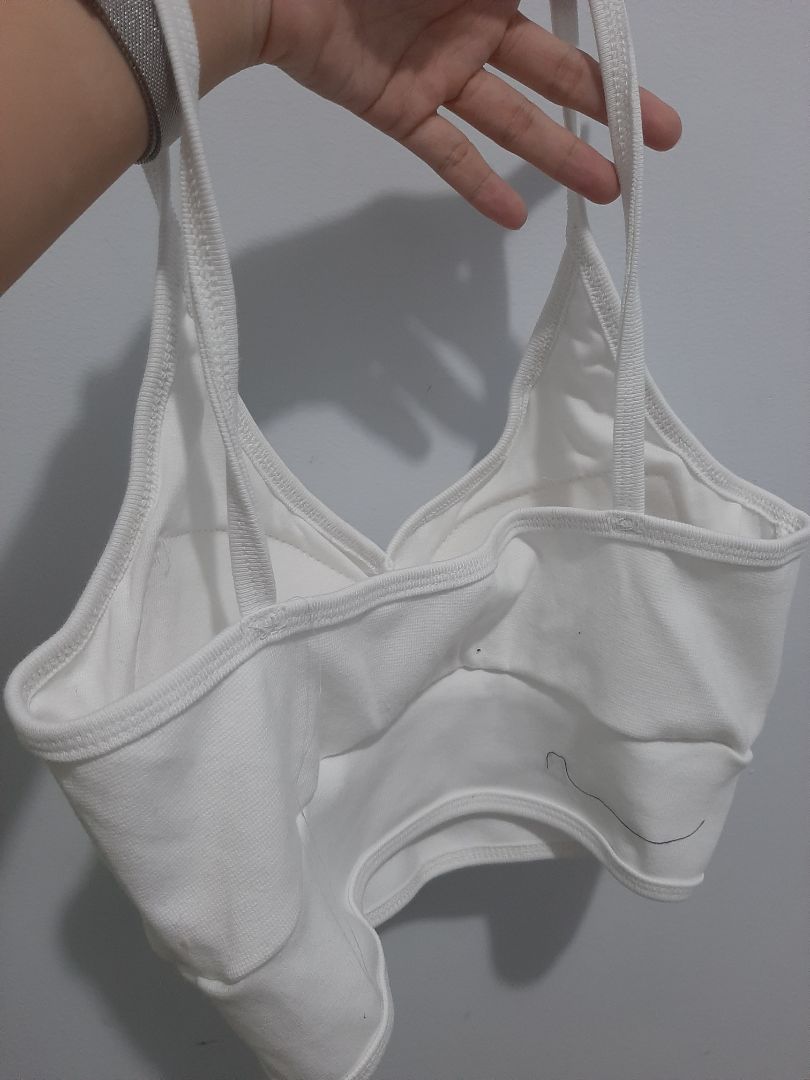 Đầu tiên mình có đặt một cái màu trắng từ Shoptido, rất ok. Nên mình quay lại link để đặt thêm 3 cái thì thấy có thêm mục chọn store, do Shoptido ko còn trong danh sách nên mình đã chọn Đăng Phong store. Hàng thật sự không giống hình, phần vải phía sau lưng to. 3 cái chất lượng đều tệ, vải ko co giãn, cứng, rất khó mặc, đã vậy size thì quá khủng (chắc phải XXXL) người 50-60 kg là chắc chắn không mặc vừa. Thật sự mình đặt để tặng bạn, không hài lòng thì mình vẫn có thể đặt lại, tuy nhiên mình không tin hạng mục này của tiki đảm bảo sẽ giống hình nữa. ?‍♀️