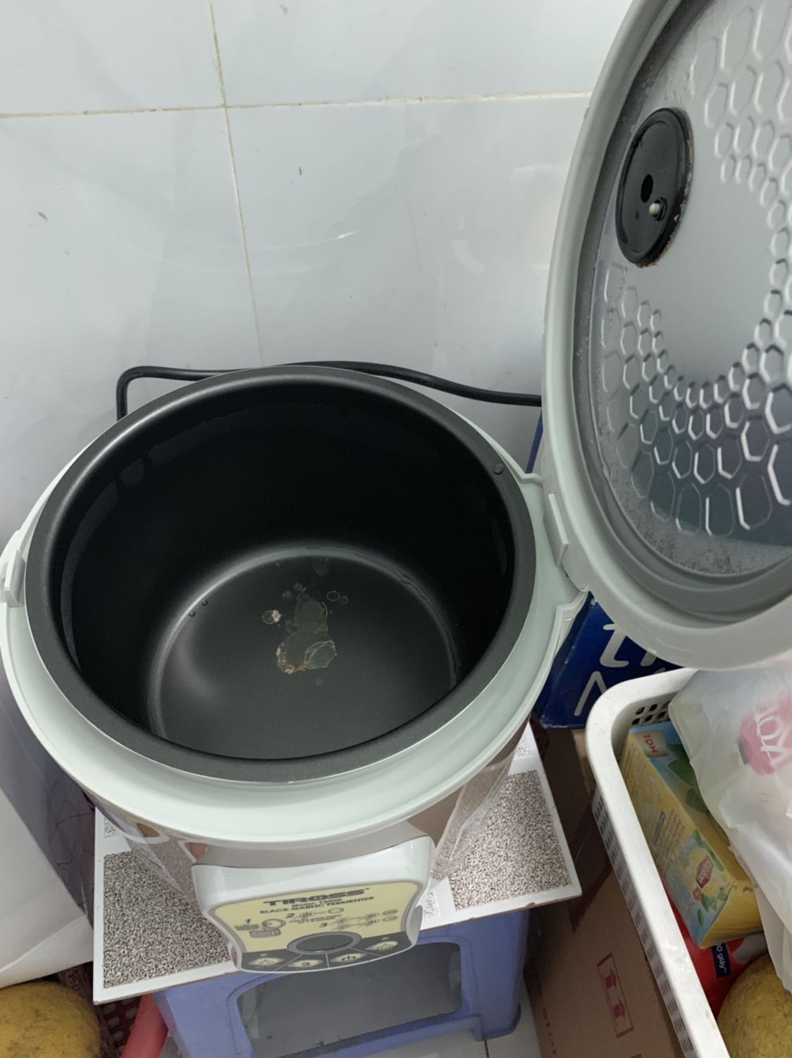 Mình mua Máy Làm Tỏi Đen Tiross TS906 - Màu Bạc - Hàng chính hãng của Tiki. Đã làm thử mẻ đầu tiên sau 12 ngày cho ra lò sản phẩm đúng là tỏi đen, khô, đen, và rất ngọt ( như hình). Không cần sấy khô 2h gì cả. Hiện đang làm mẻ thứ hai, hy vọng sẽ thành công. Mọi người nên mua sản phẩm này tại Tiki về dùng nếu như có nhu cầu dùng tỏi đen nhiều nhé. Rất kinh tế và an toàn.