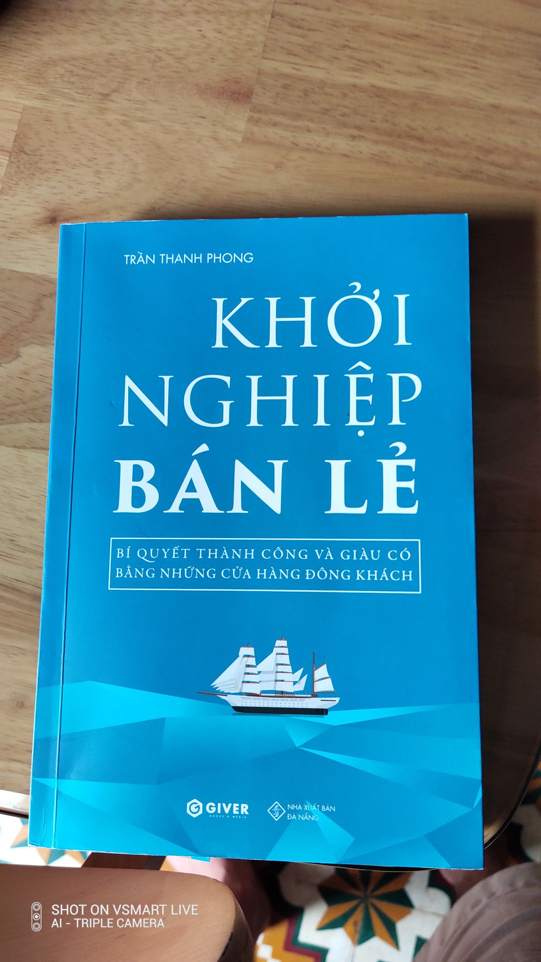 Sách giúp bạn đọc có cái nhìn rõ hơn về cơ hội khởi nghiệp trong ngành bán lẻ, nếu bạn muốn dấn thân vào lĩnh vực này thì tôi nghĩ đây là cuốn sách nhất định nên đọc. Quan trọng là, những khía cạnh kinh doanh  mà tác giả nói lên trong cuốn sách này không phải là những lý thuyết kinh tế khô khan mà là rất thực chiến và thực tế để bạn đọc có thể tham khảo áp dụng ngay vào công việc kinh doanh của mình. Tôi tin bạn đọc có thể tránh phải trả giá đắt cho những sai lầm trong kinh doanh bán lẻ hay rộng hơn là trong khởi nhiệp làm giàu thông qua những lời khuyên và nhắn nhủ chân thành của tác giả Trần Thanh Phong trong sách.